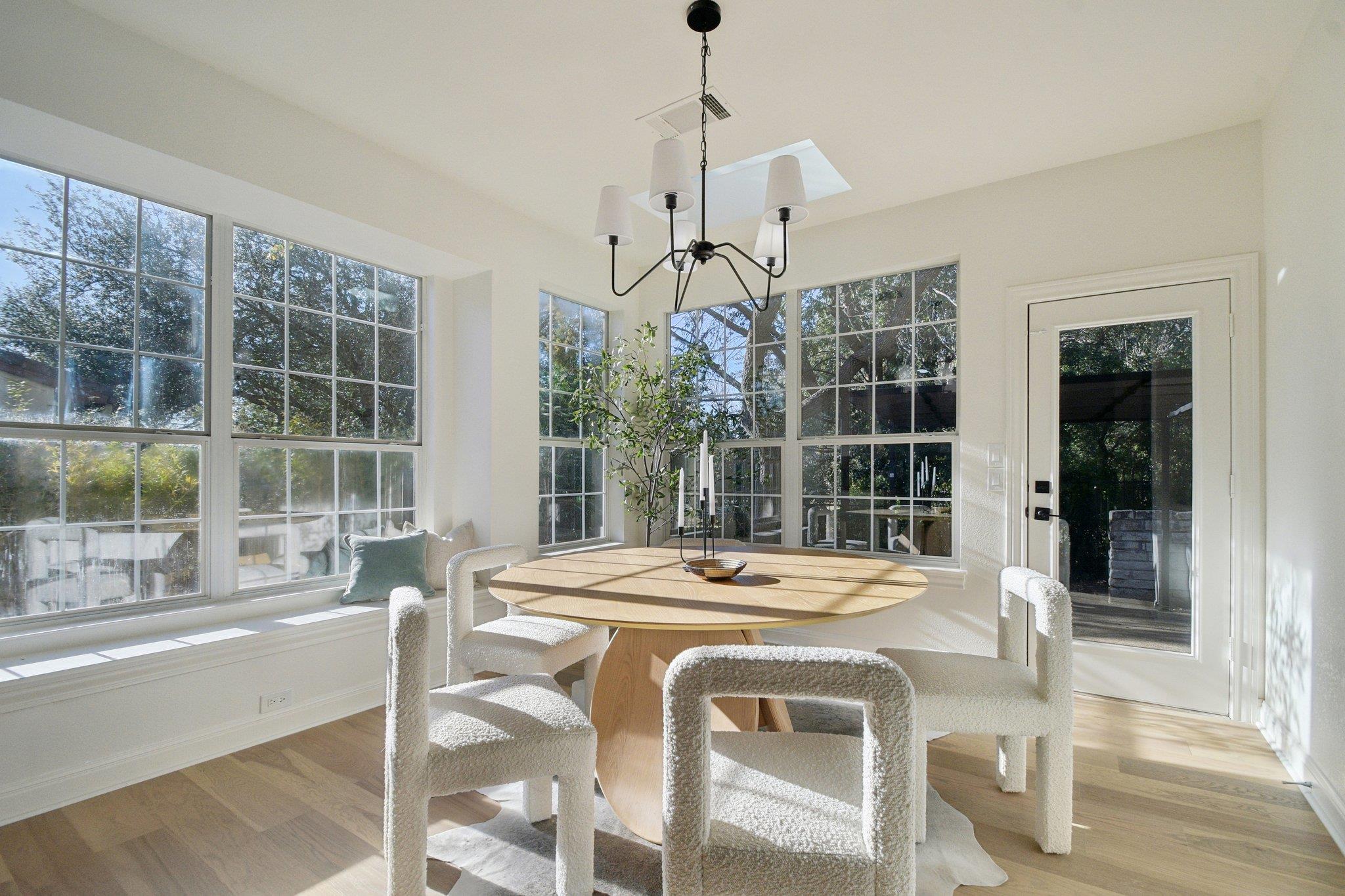 10 Lost Meadow Trl, The Hills, TX 78738