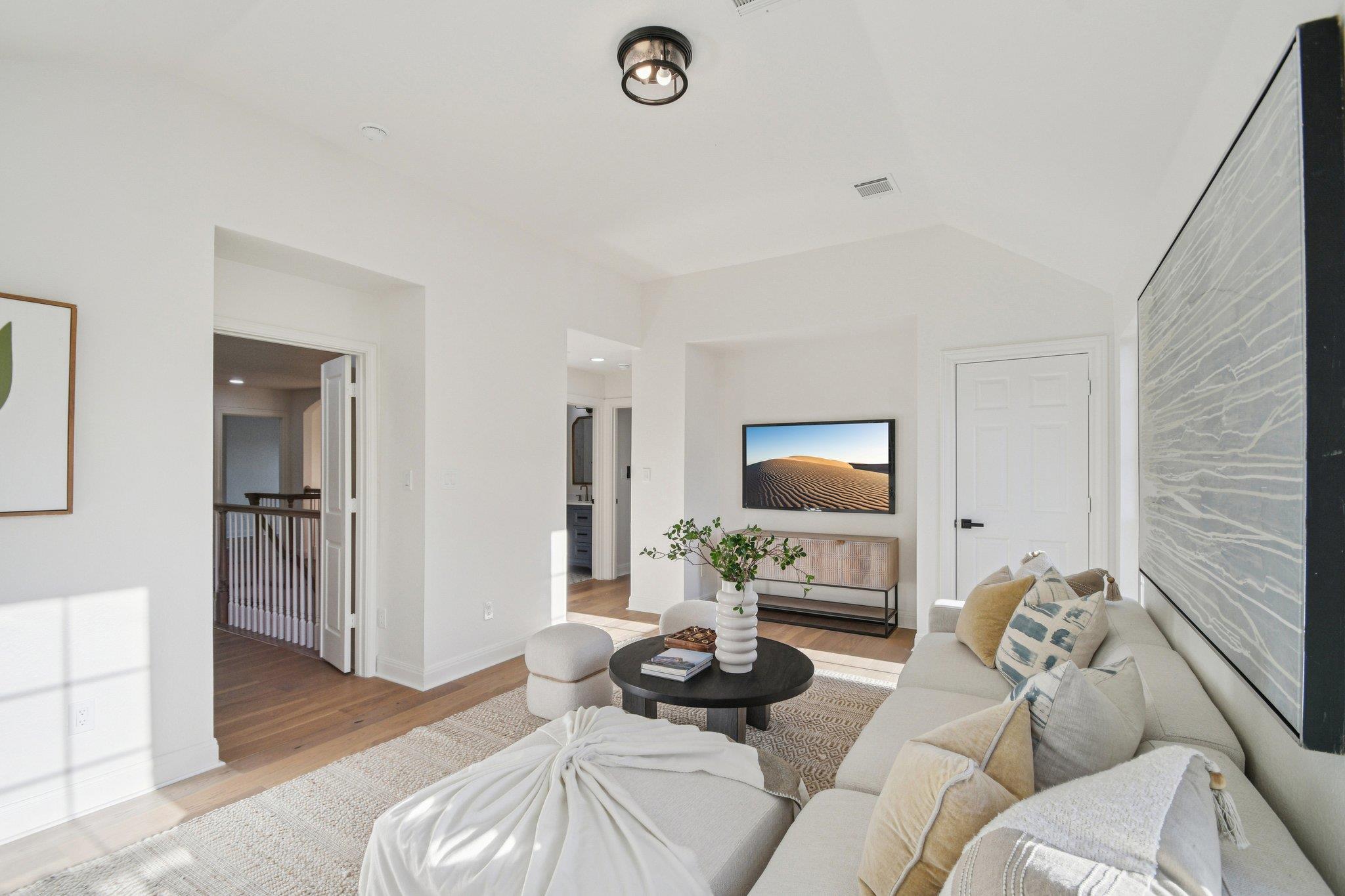 10 Lost Meadow Trl, The Hills, TX 78738