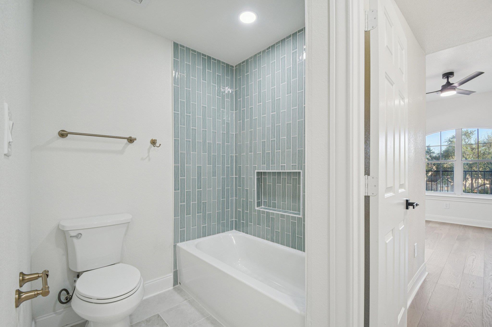 10 Lost Meadow Trl, The Hills, TX 78738