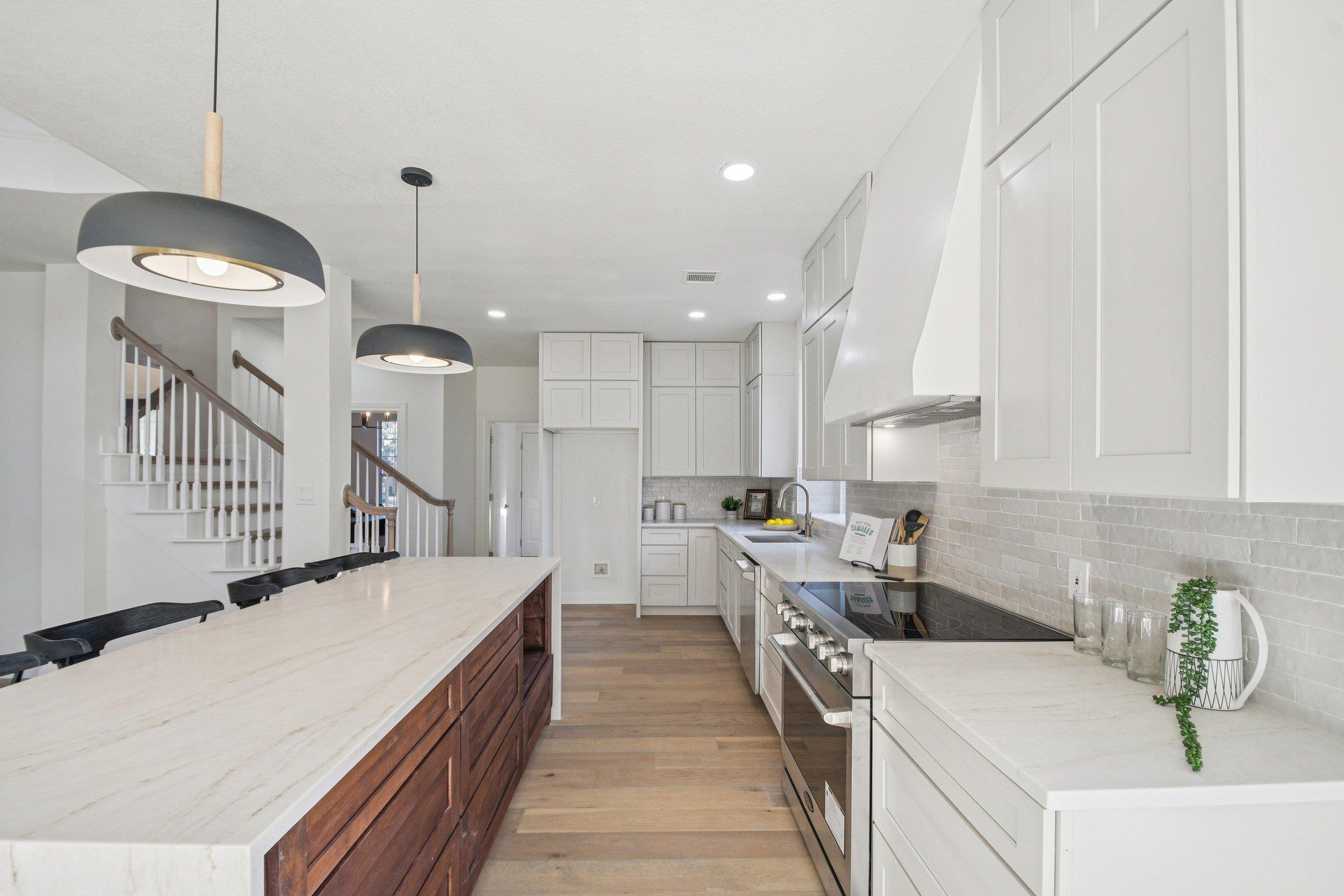 10 Lost Meadow Trl, The Hills, TX 78738