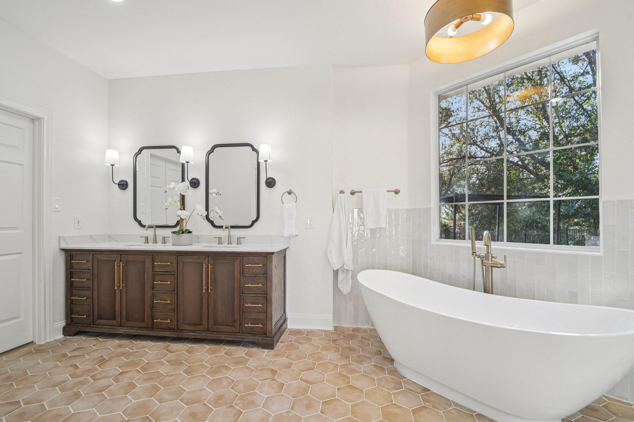 10 Lost Meadow Trl, The Hills, TX 78738