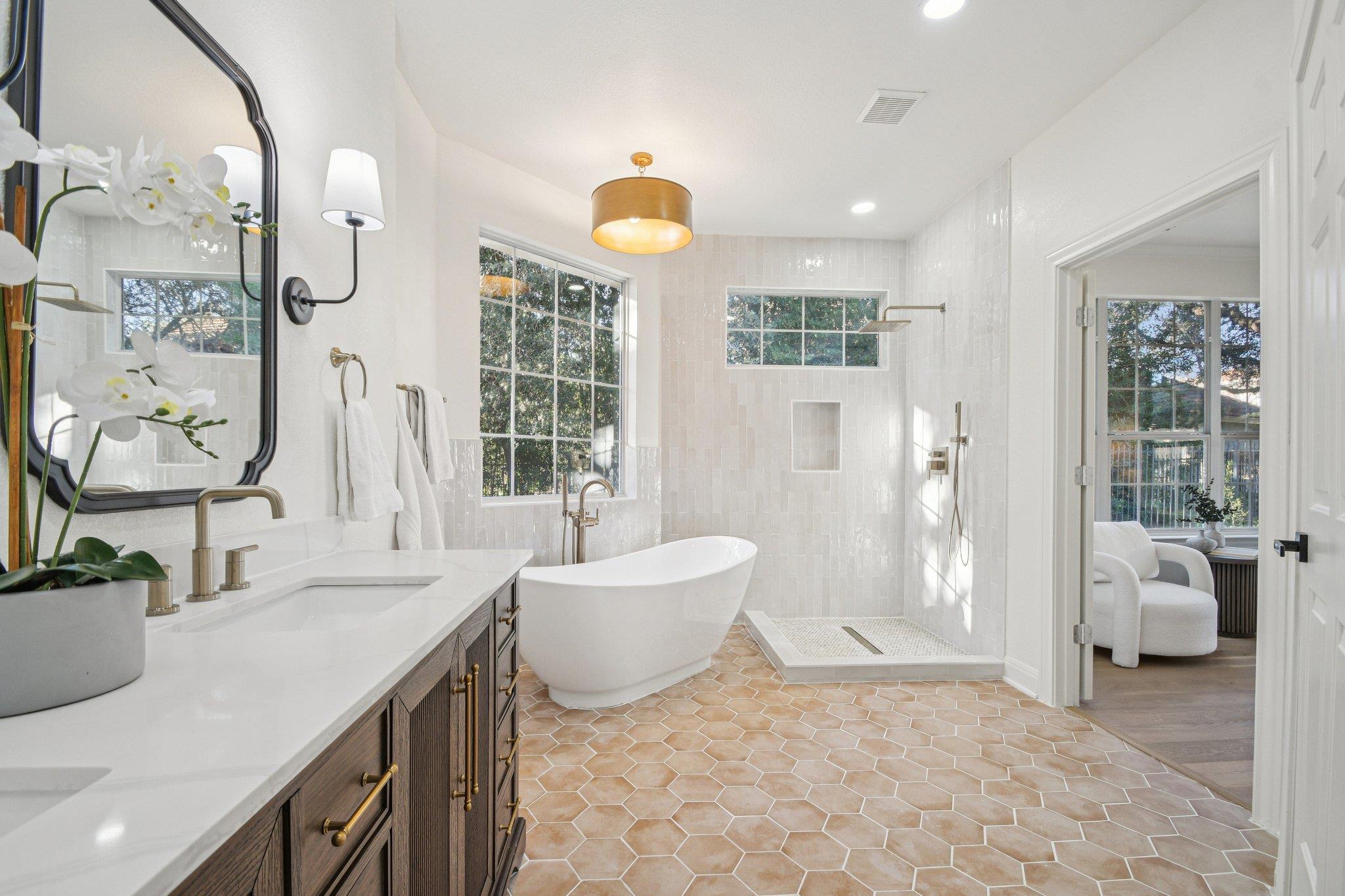 10 Lost Meadow Trl, The Hills, TX 78738