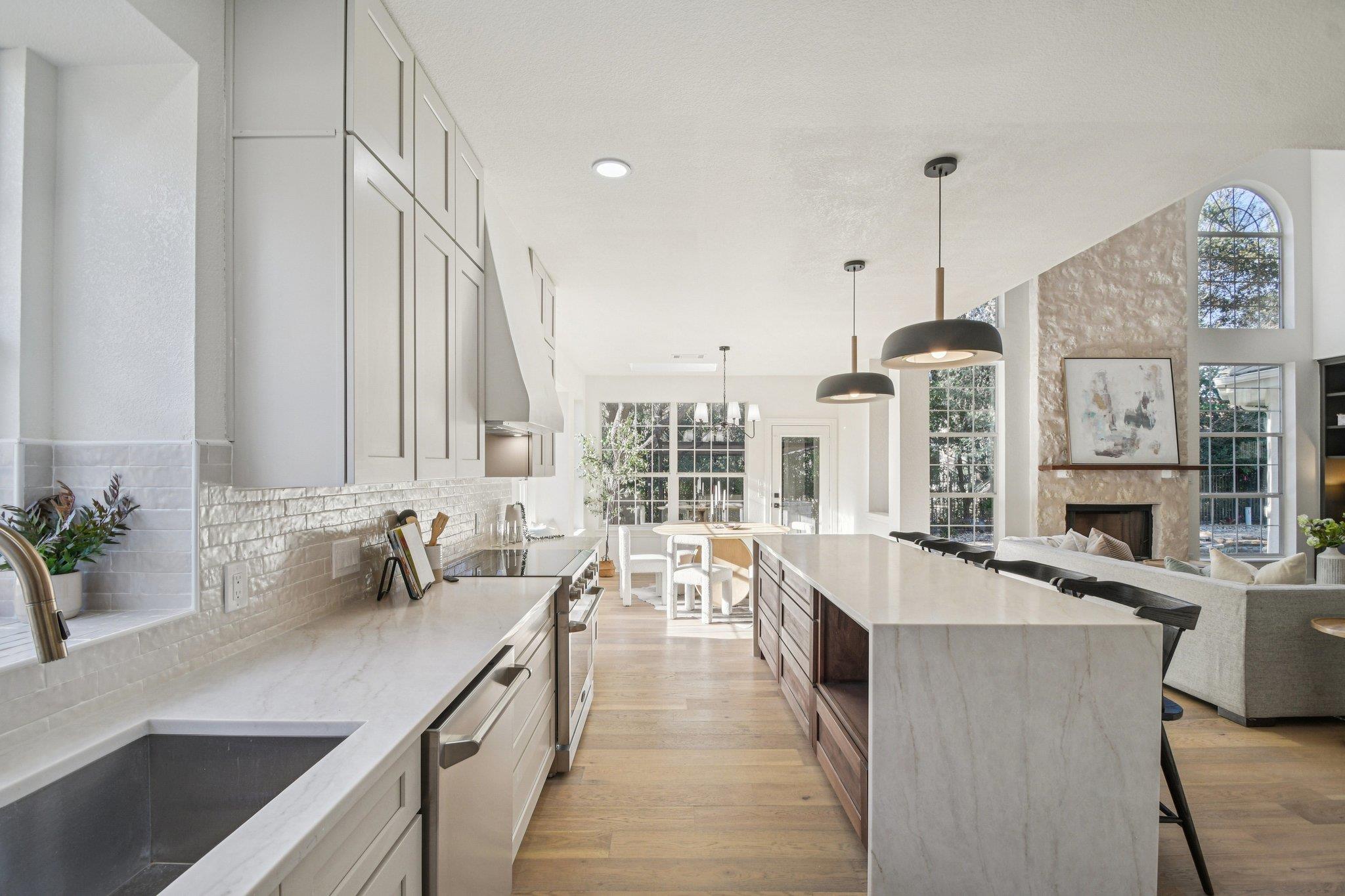 10 Lost Meadow Trl, The Hills, TX 78738