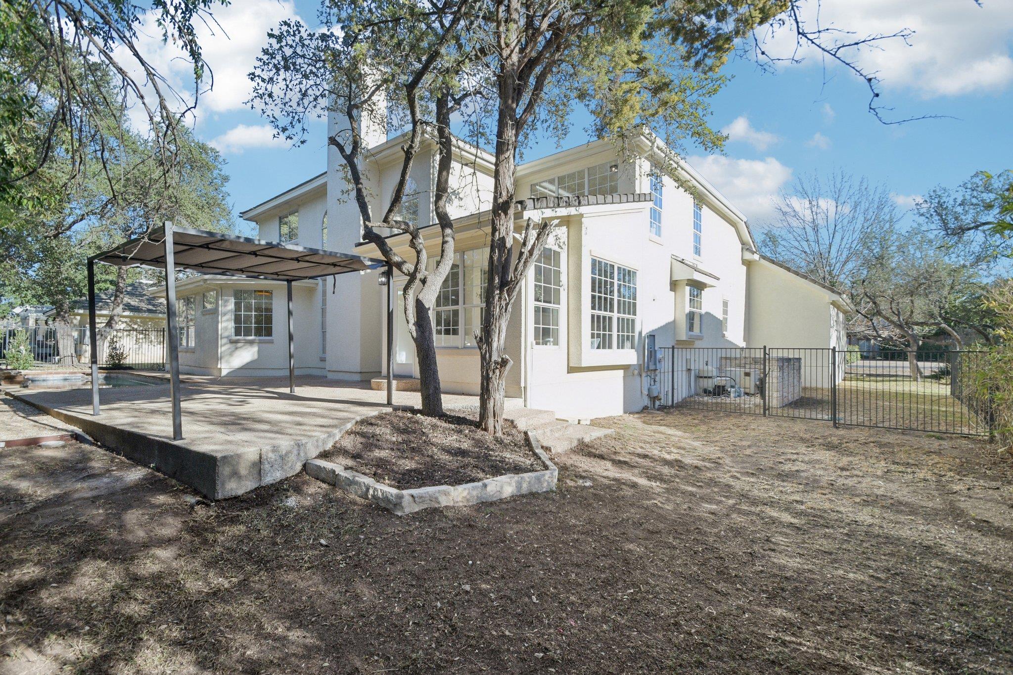 10 Lost Meadow Trl, The Hills, TX 78738