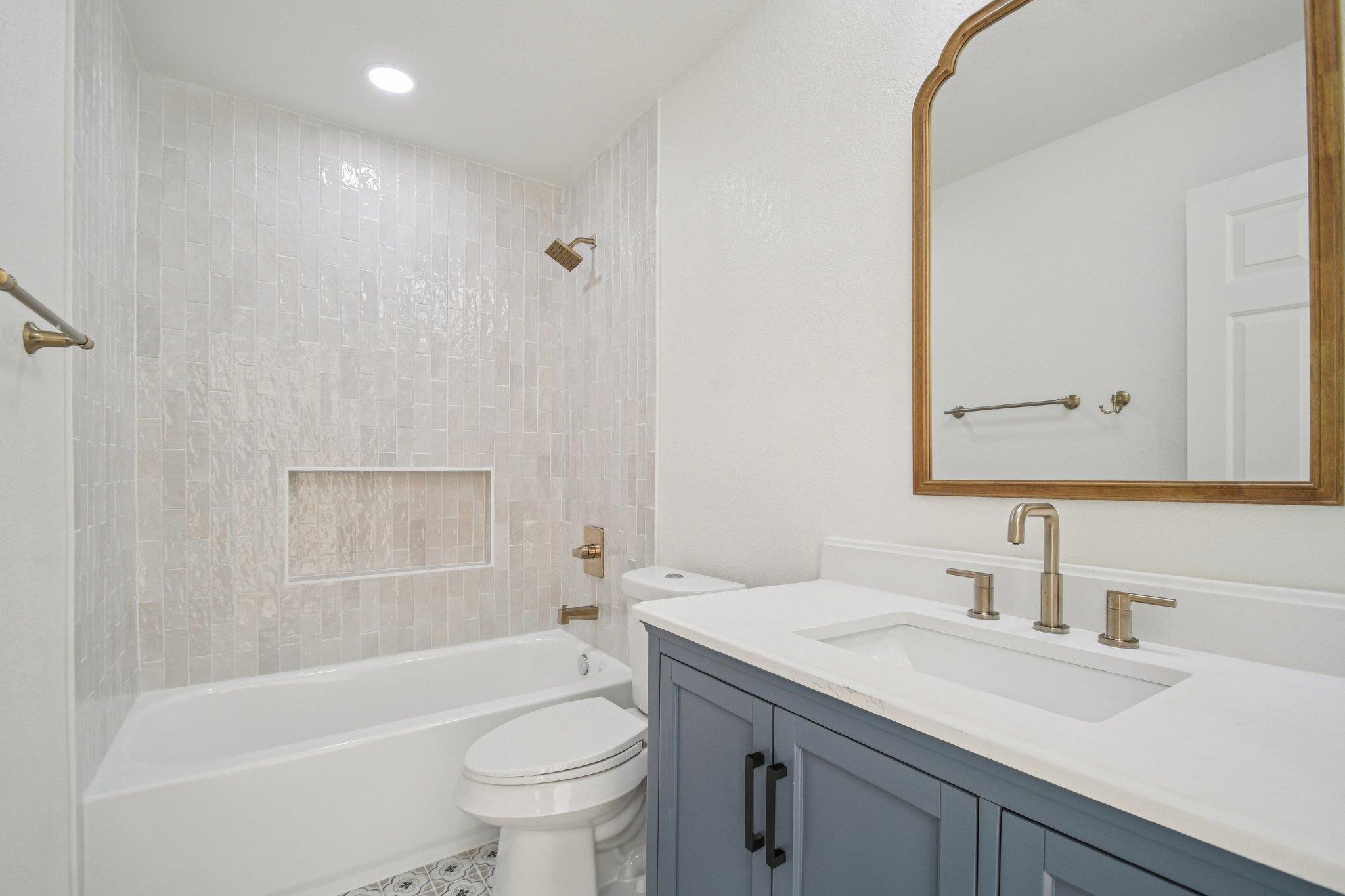 10 Lost Meadow Trl, The Hills, TX 78738