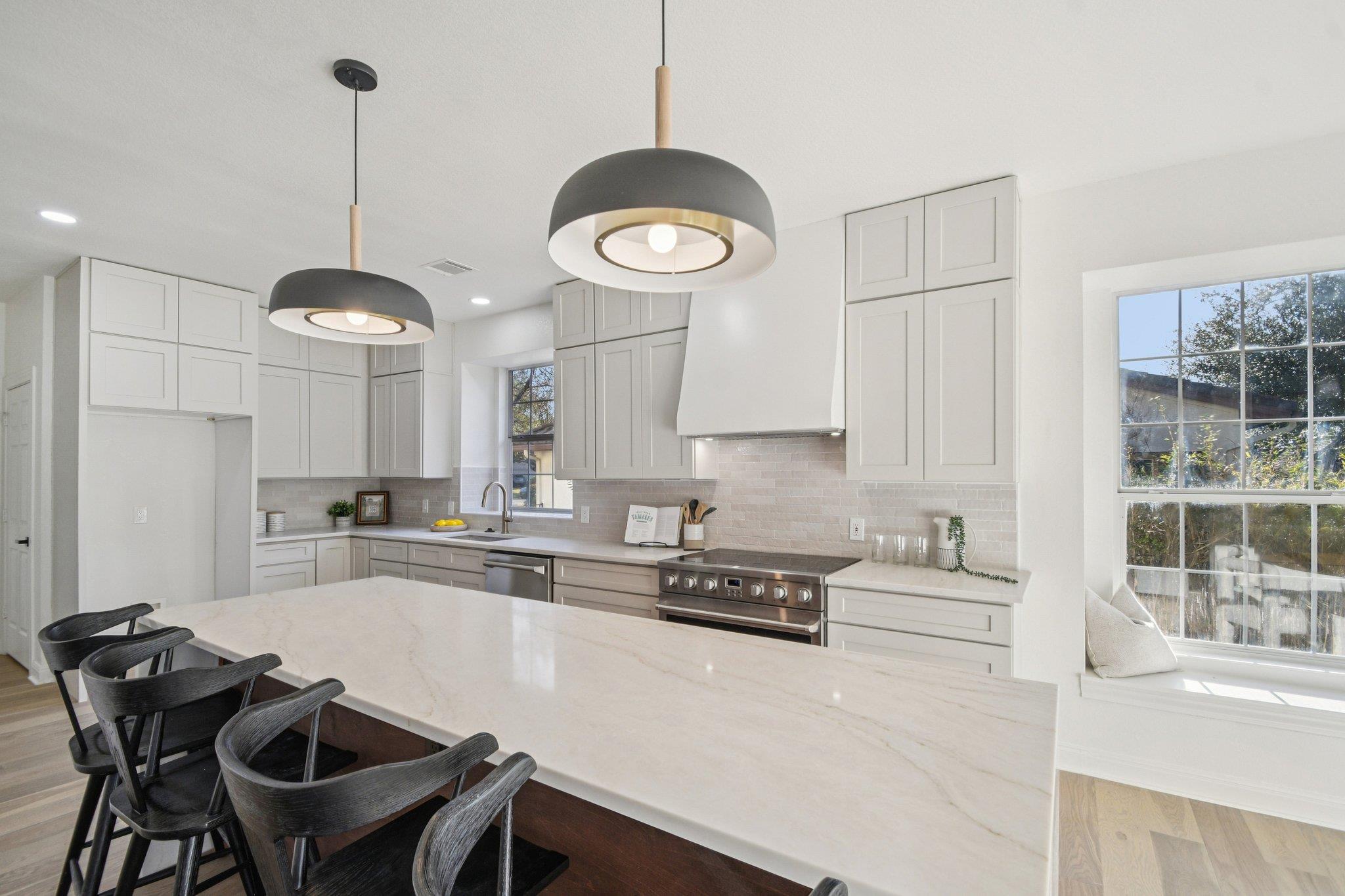 10 Lost Meadow Trl, The Hills, TX 78738