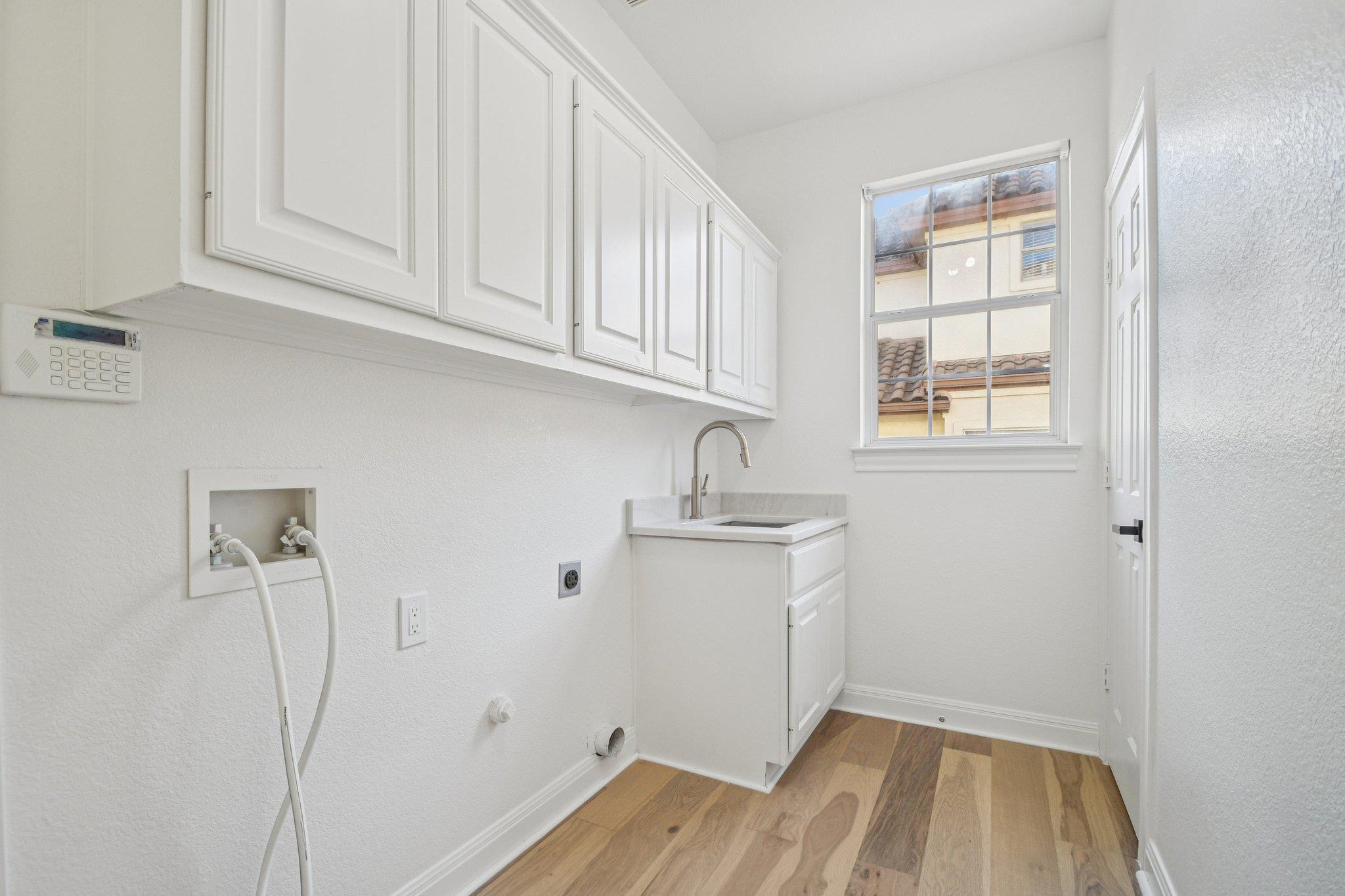 10 Lost Meadow Trl, The Hills, TX 78738