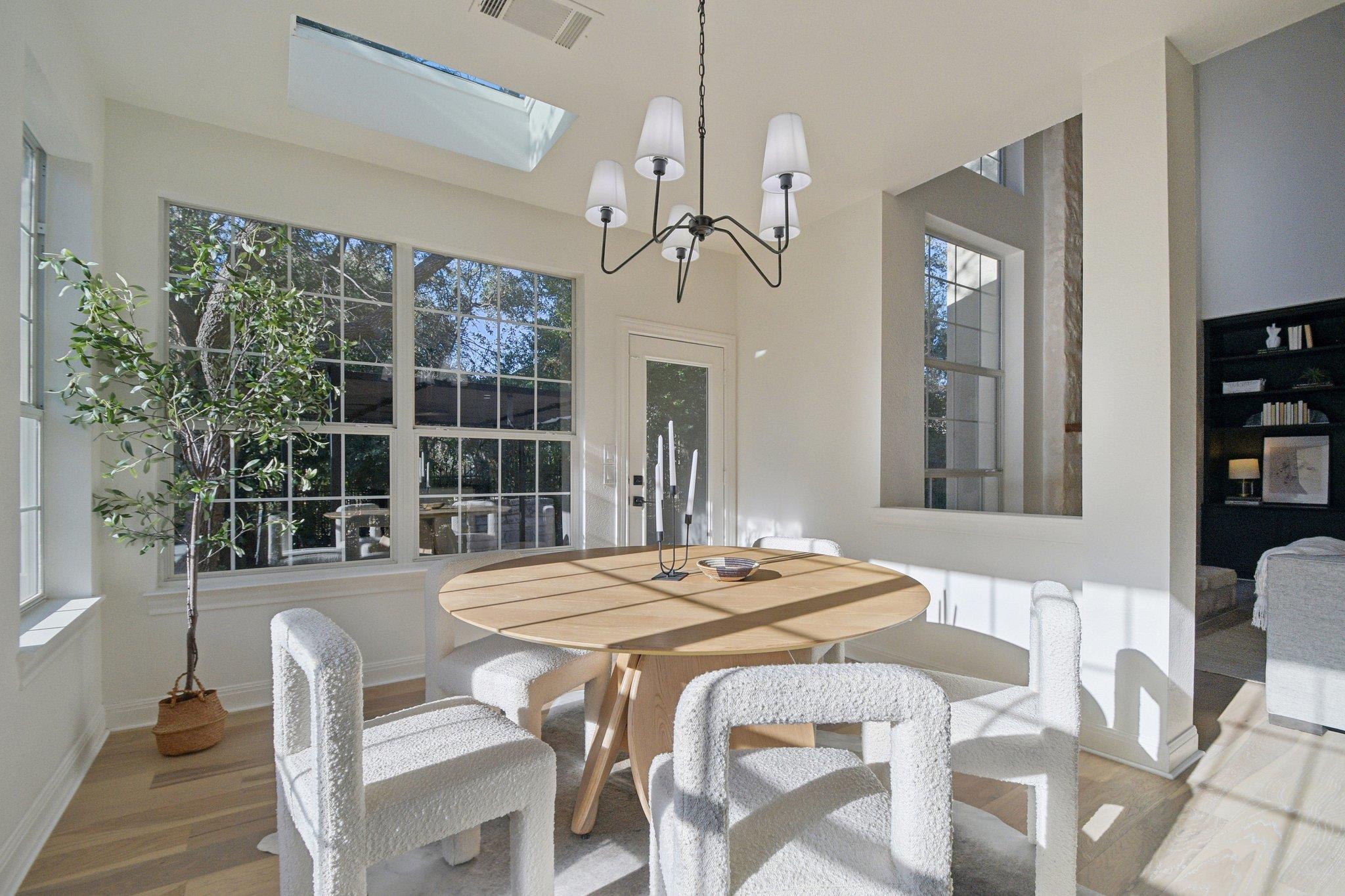 10 Lost Meadow Trl, The Hills, TX 78738