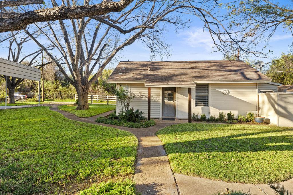 1922 Purple Sage Ln, Kingsland, TX 78639