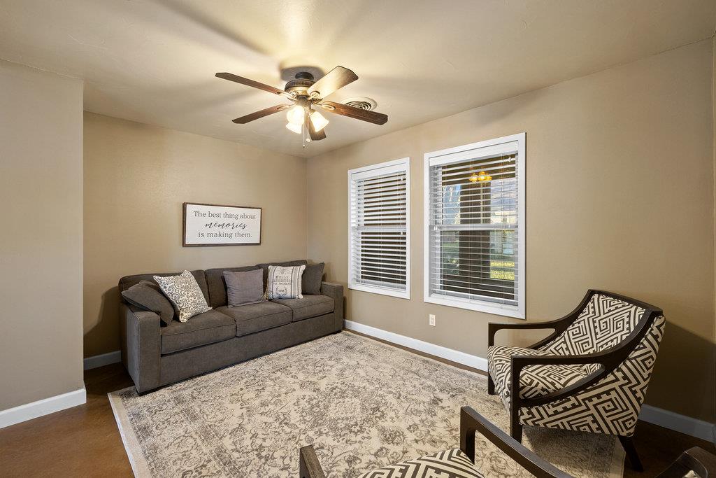 1922 Purple Sage Ln, Kingsland, TX 78639