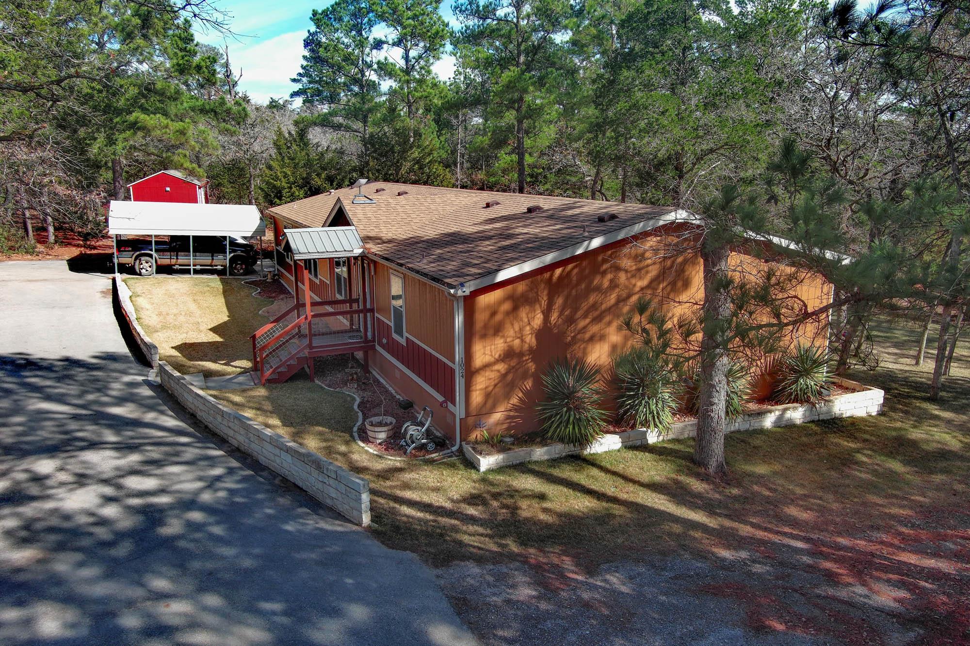 1024 Sand Hills Rd, Red Rock, TX 78662