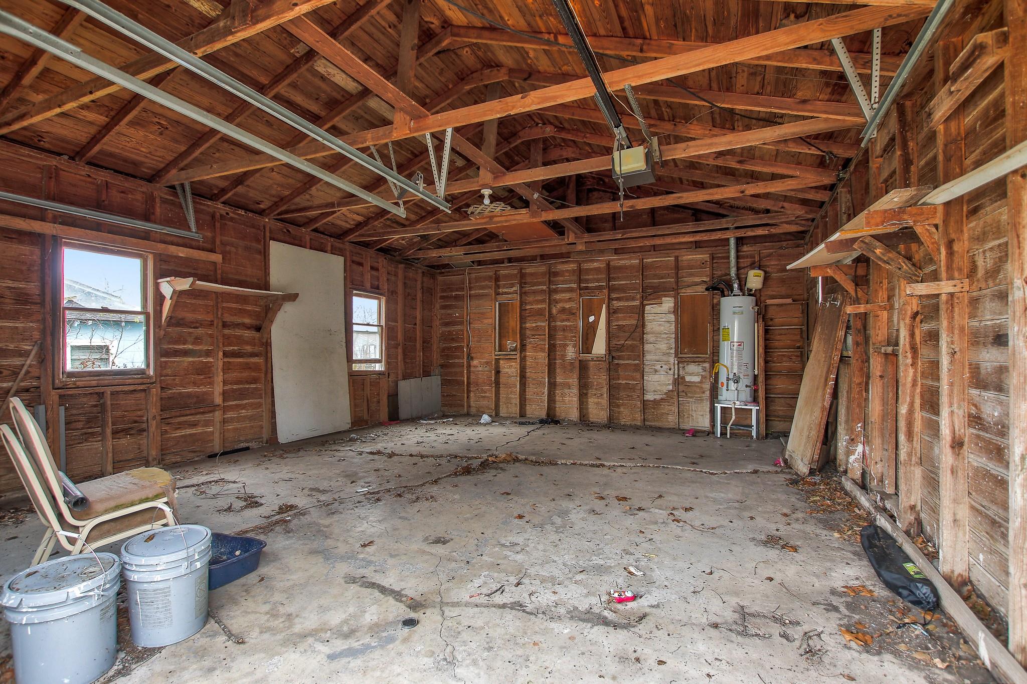 921 W 5th St, Taylor, TX 76574