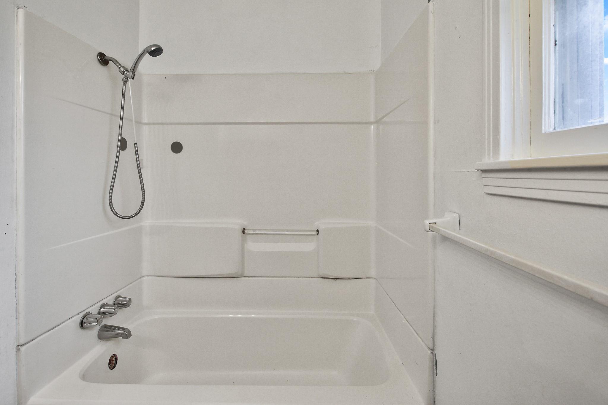 921 W 5th St, Taylor, TX 76574