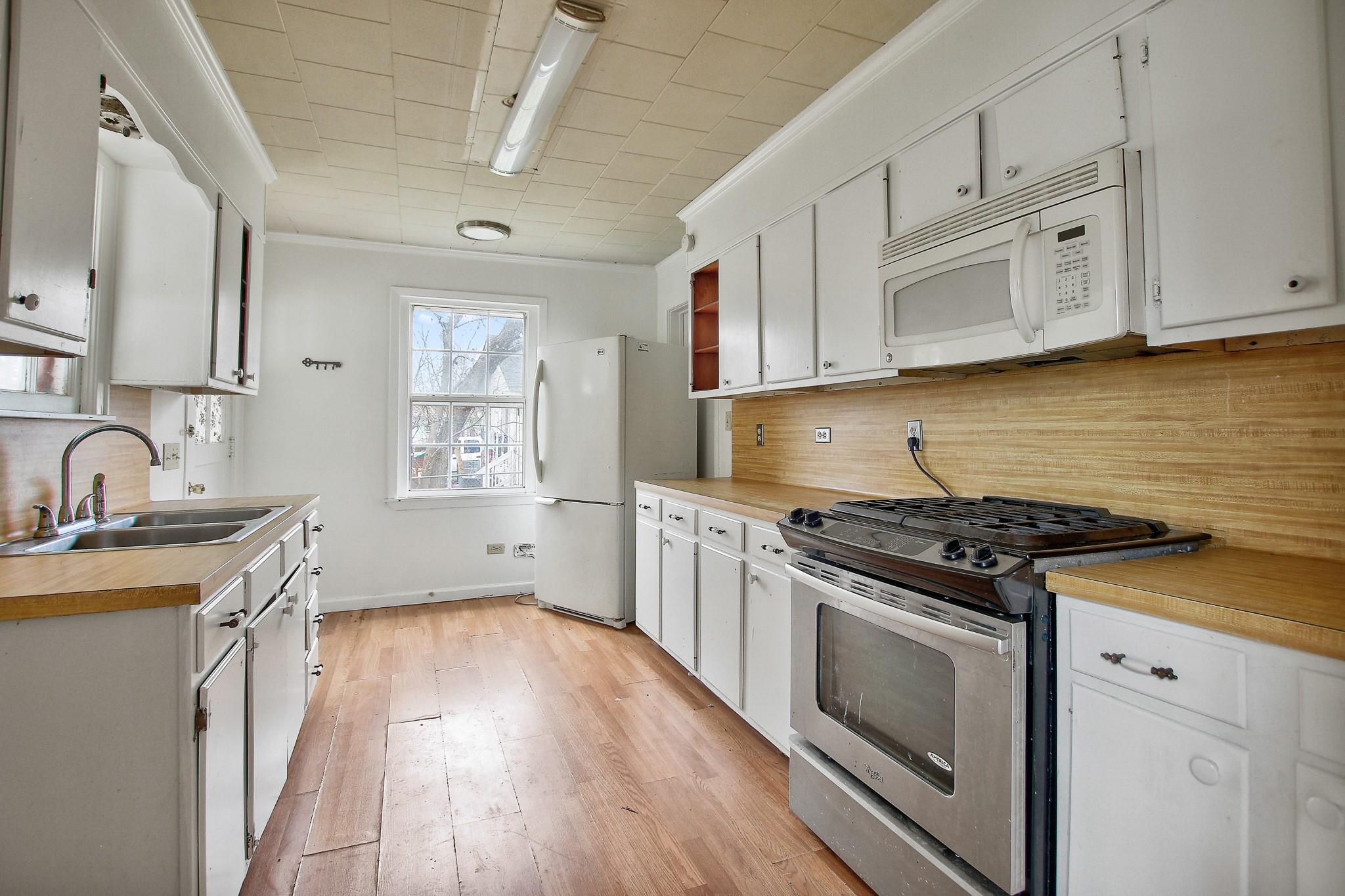 921 W 5th St, Taylor, TX 76574