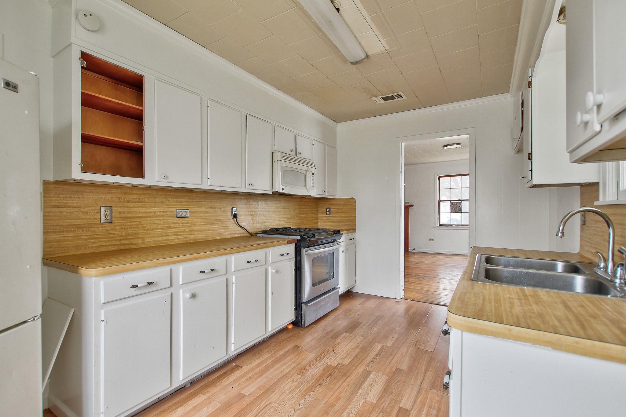 921 W 5th St, Taylor, TX 76574