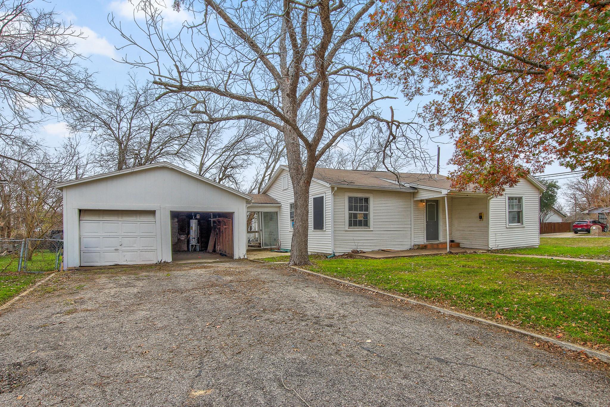 921 W 5th St, Taylor, TX 76574