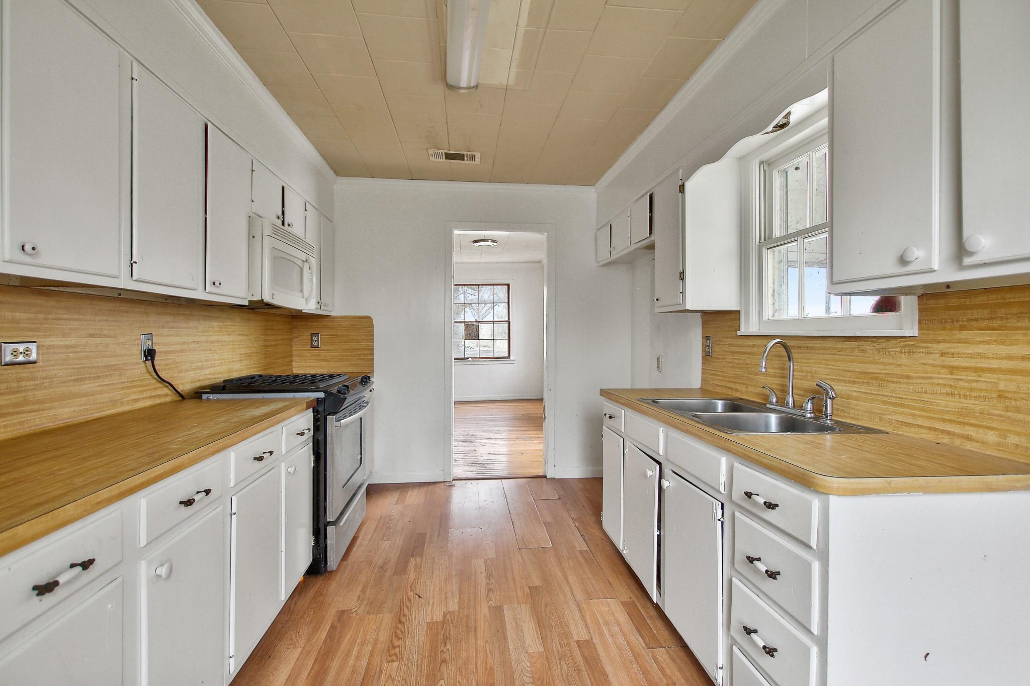 921 W 5th St, Taylor, TX 76574