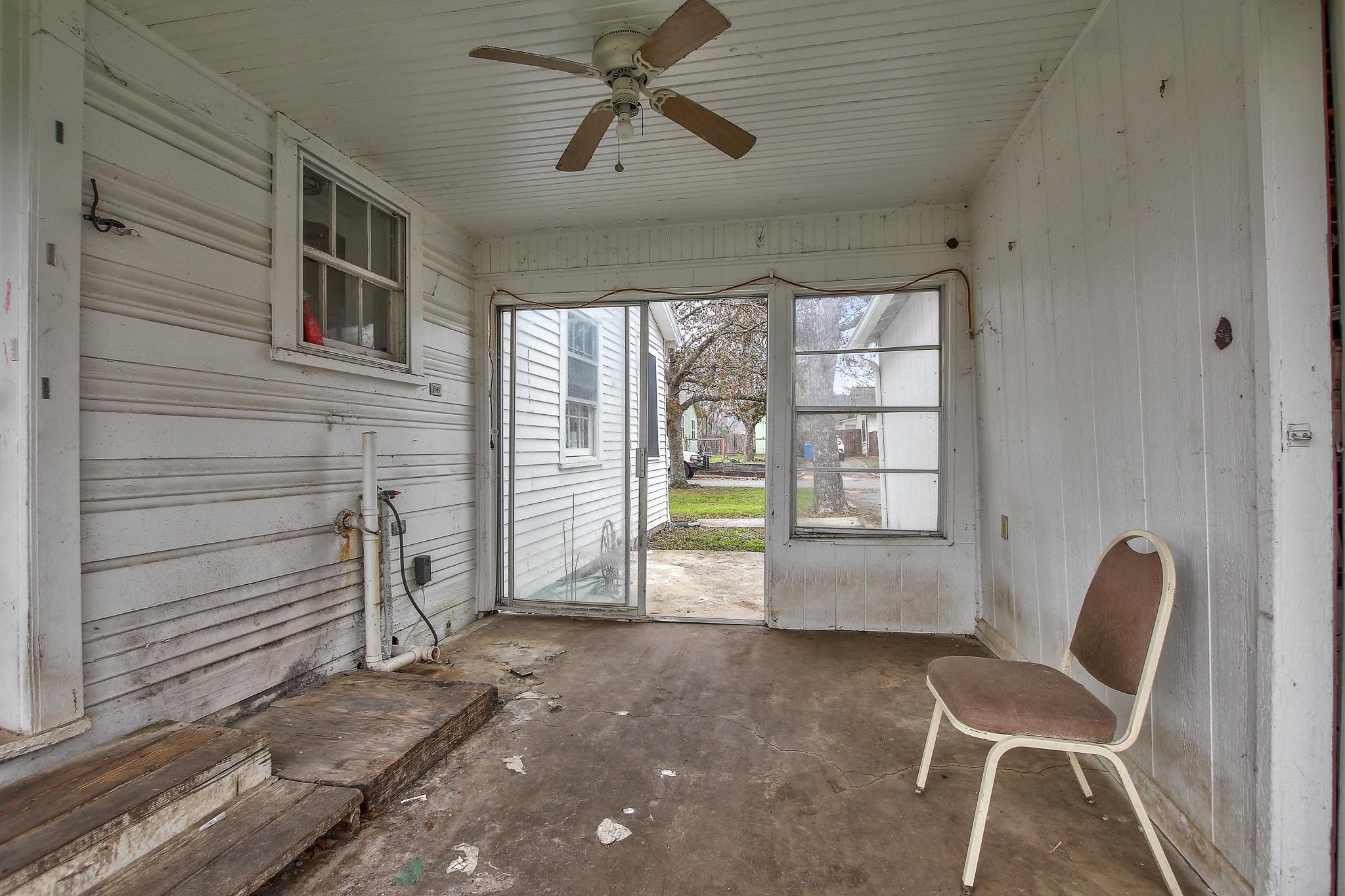 921 W 5th St, Taylor, TX 76574