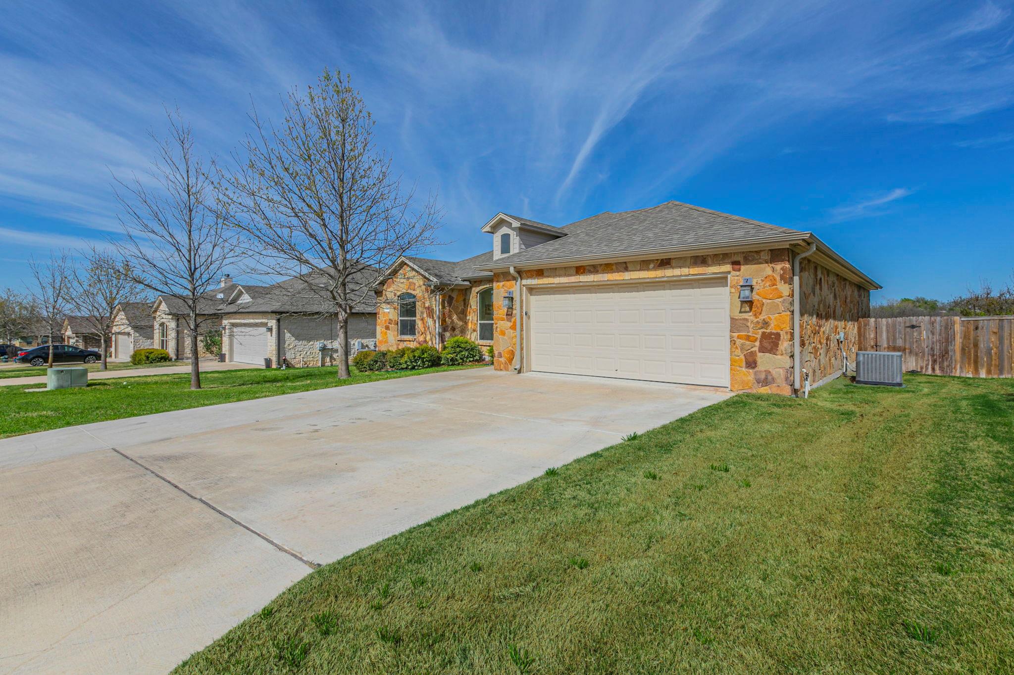 300 Magan Ln, Jarrell, TX 76537