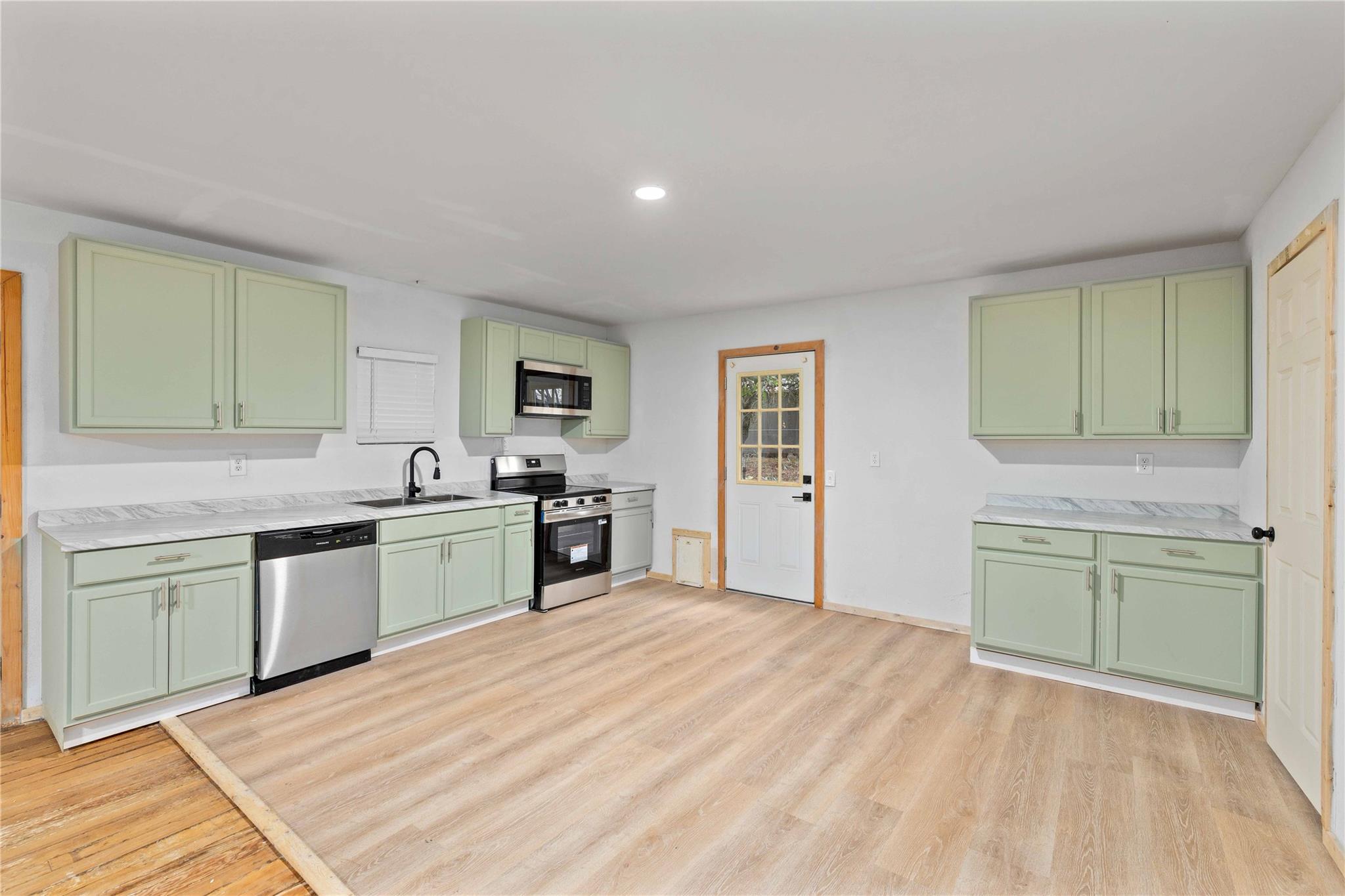 6916 Clover Leaf Dr, Brownwood, TX 76801