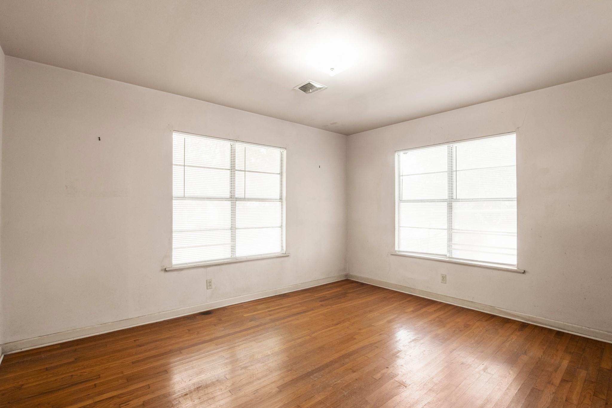 1007 Kimbro St, Taylor, TX 76574