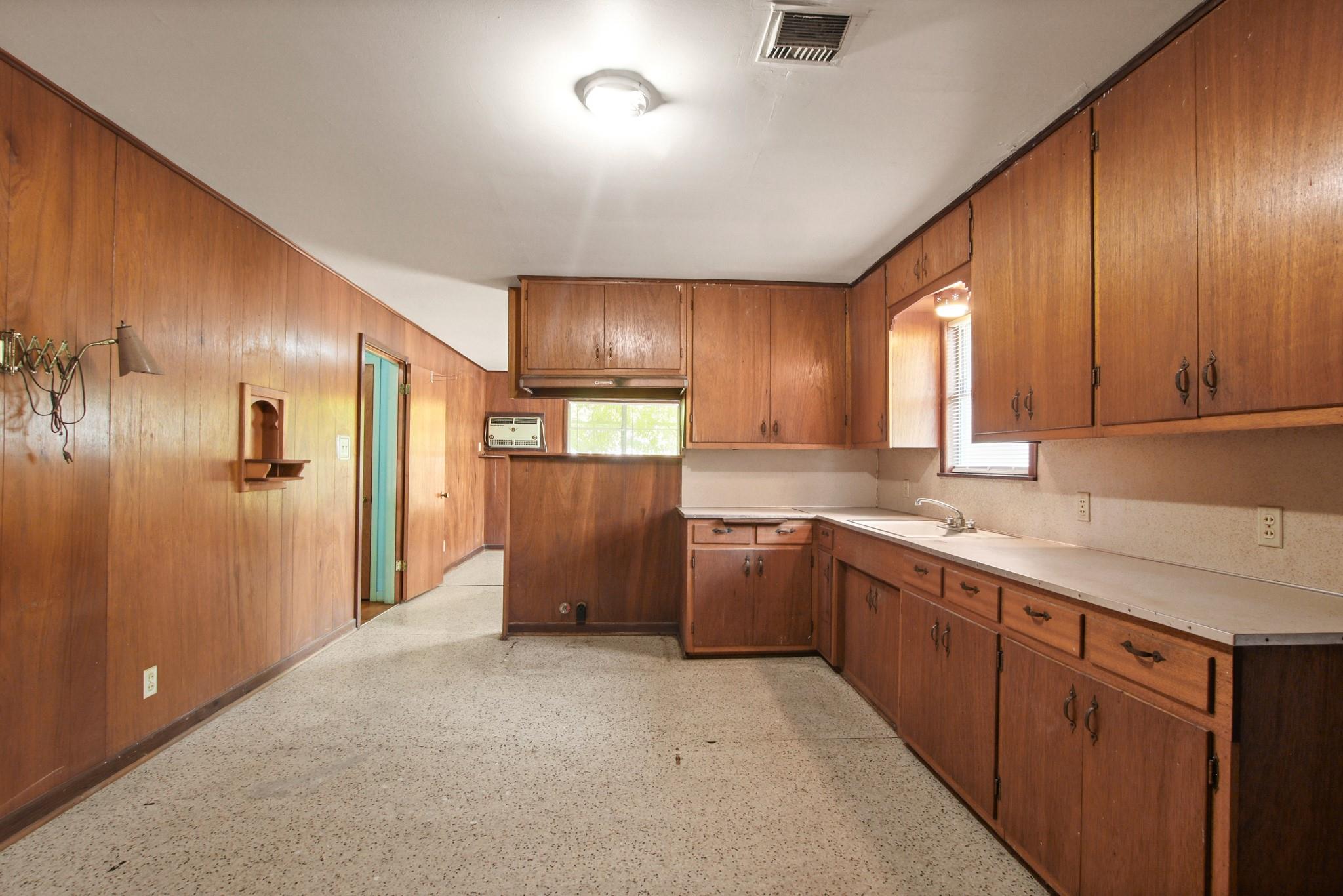 1007 Kimbro St, Taylor, TX 76574