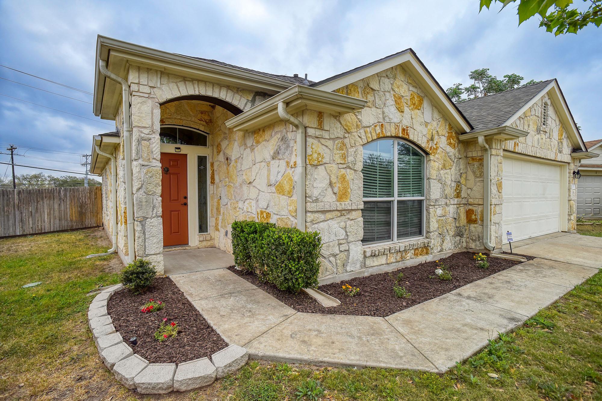 106 Double Barrel Ct, Bastrop, TX 78602