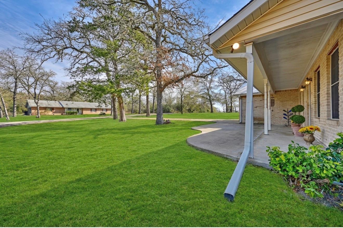 319 Shady Acres Ln, Brenham, TX 77833