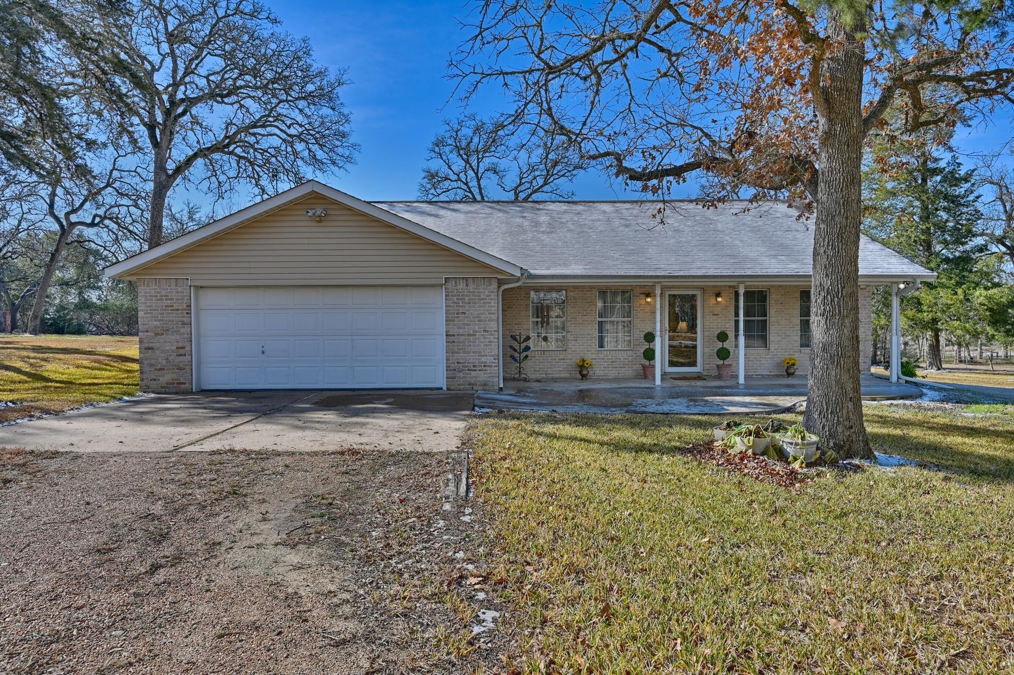 319 Shady Acres Ln, Brenham, TX 77833