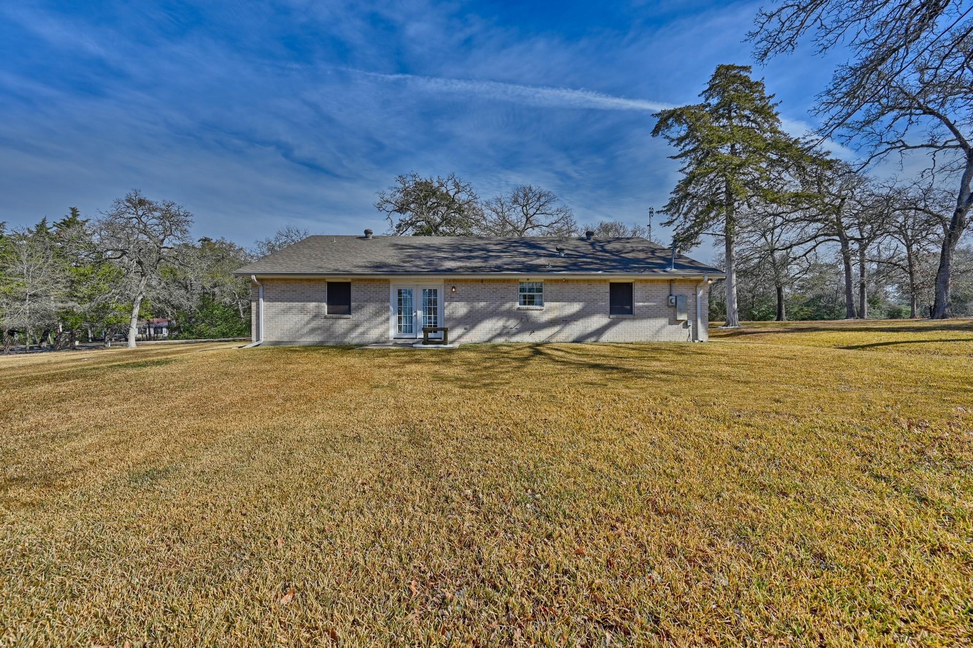 319 Shady Acres Ln, Brenham, TX 77833