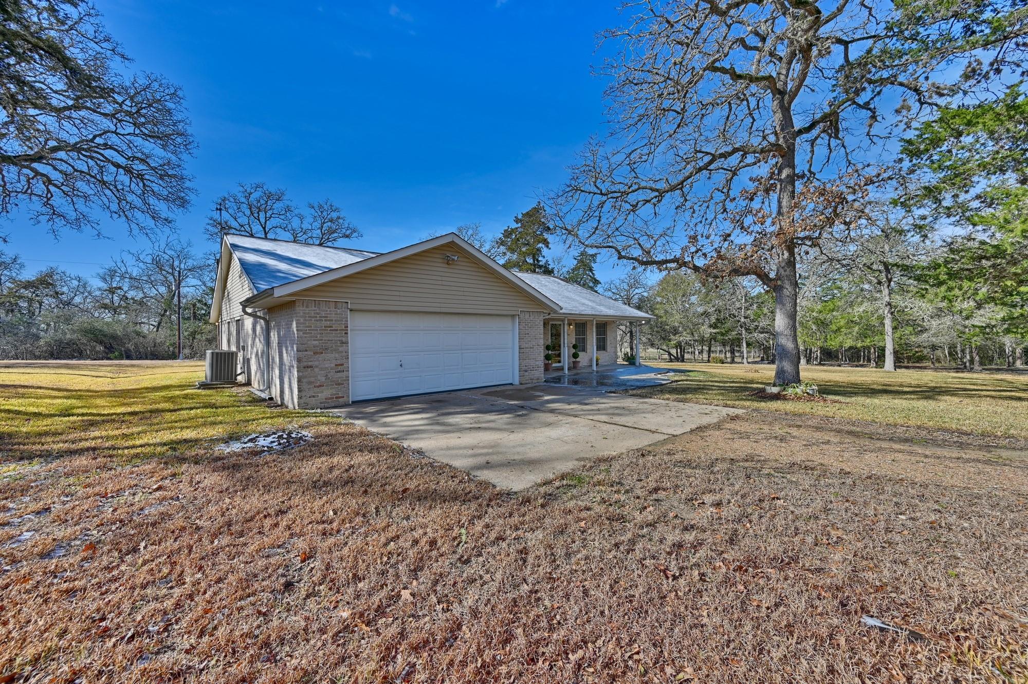 319 Shady Acres Ln, Brenham, TX 77833