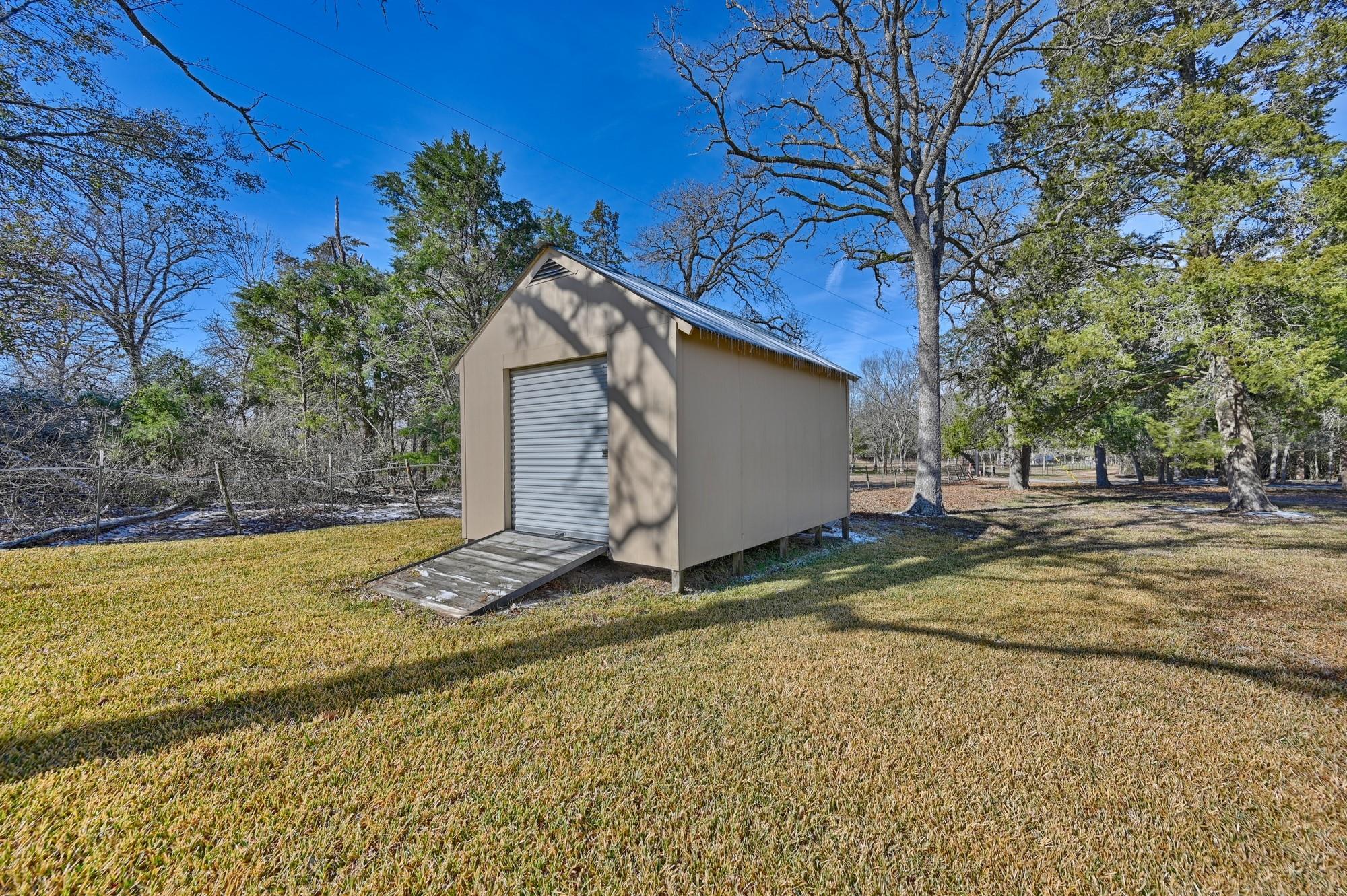 319 Shady Acres Ln, Brenham, TX 77833