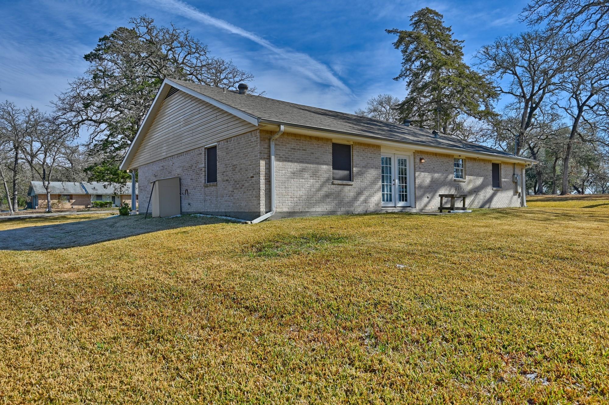 319 Shady Acres Ln, Brenham, TX 77833