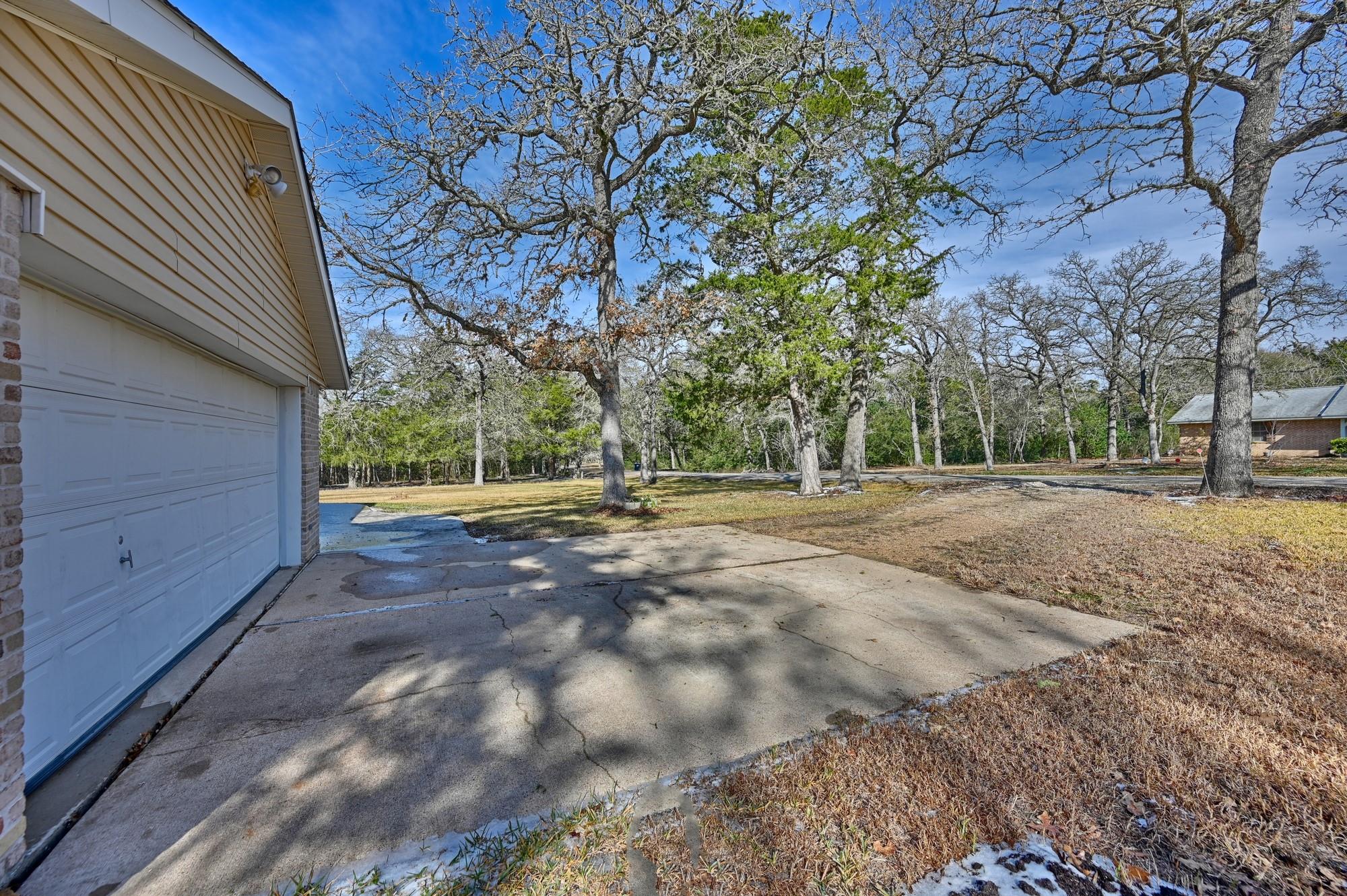 319 Shady Acres Ln, Brenham, TX 77833