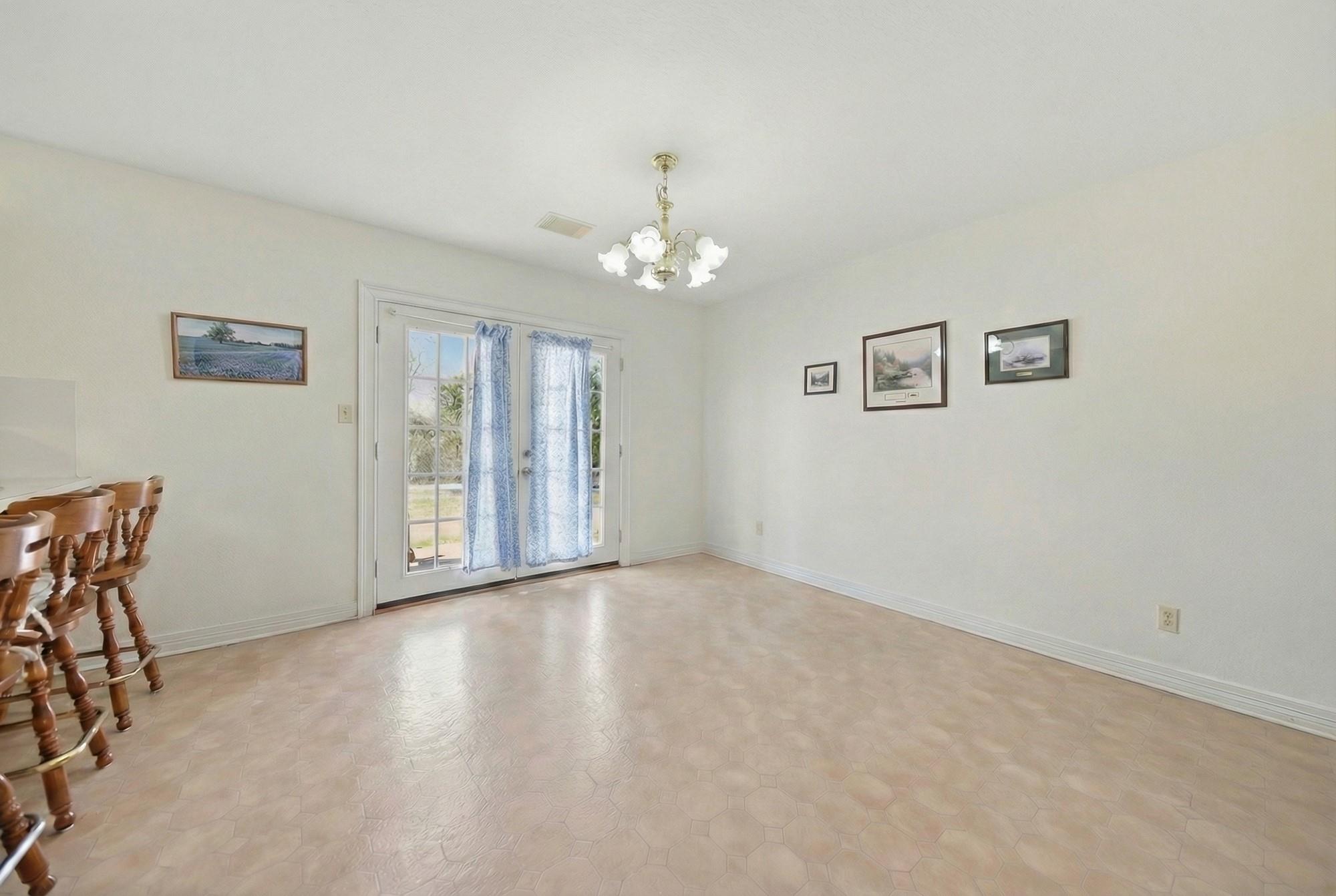 319 Shady Acres Ln, Brenham, TX 77833