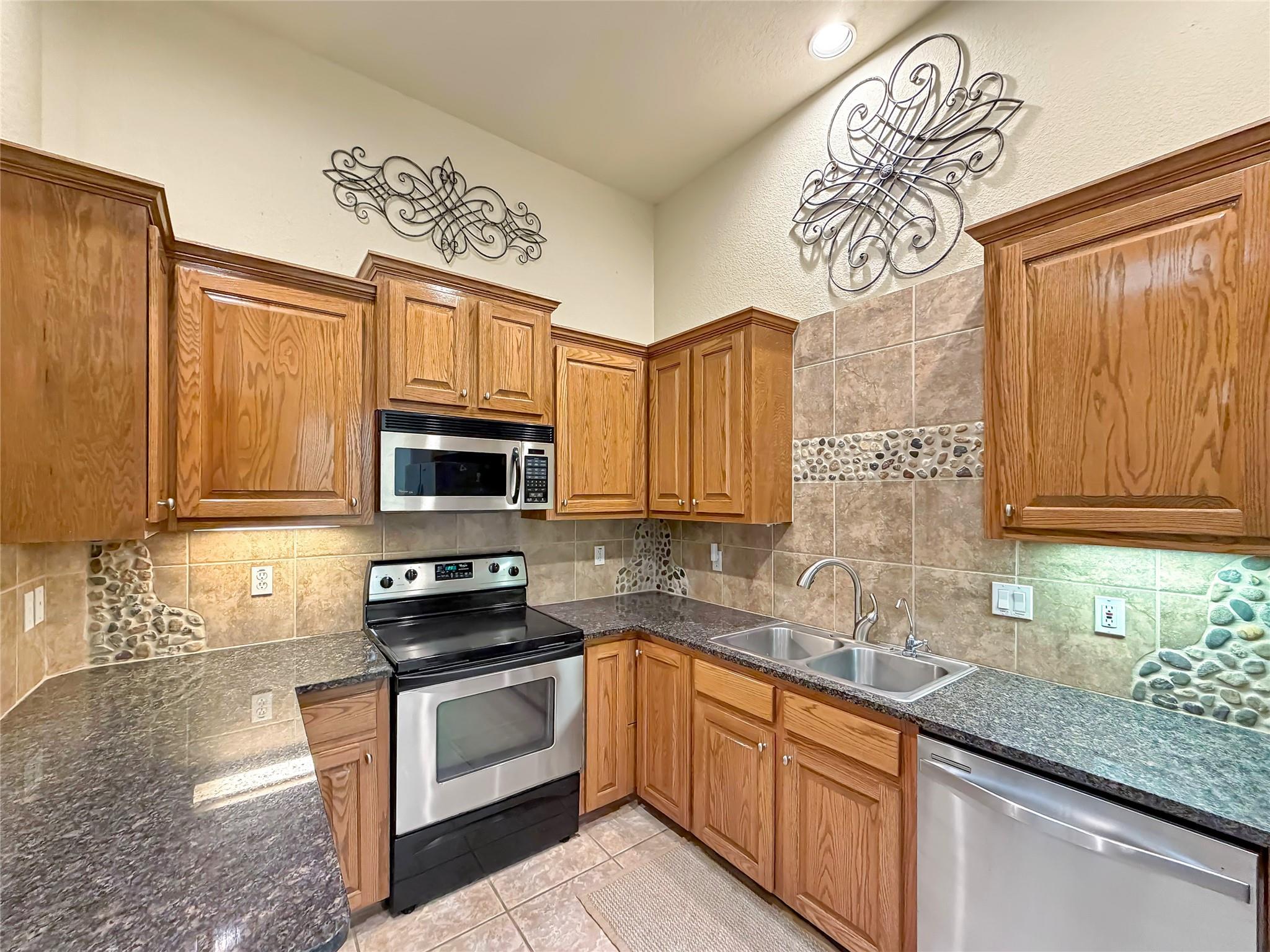 952 Parkview Dr, Canyon Lake, TX 78133