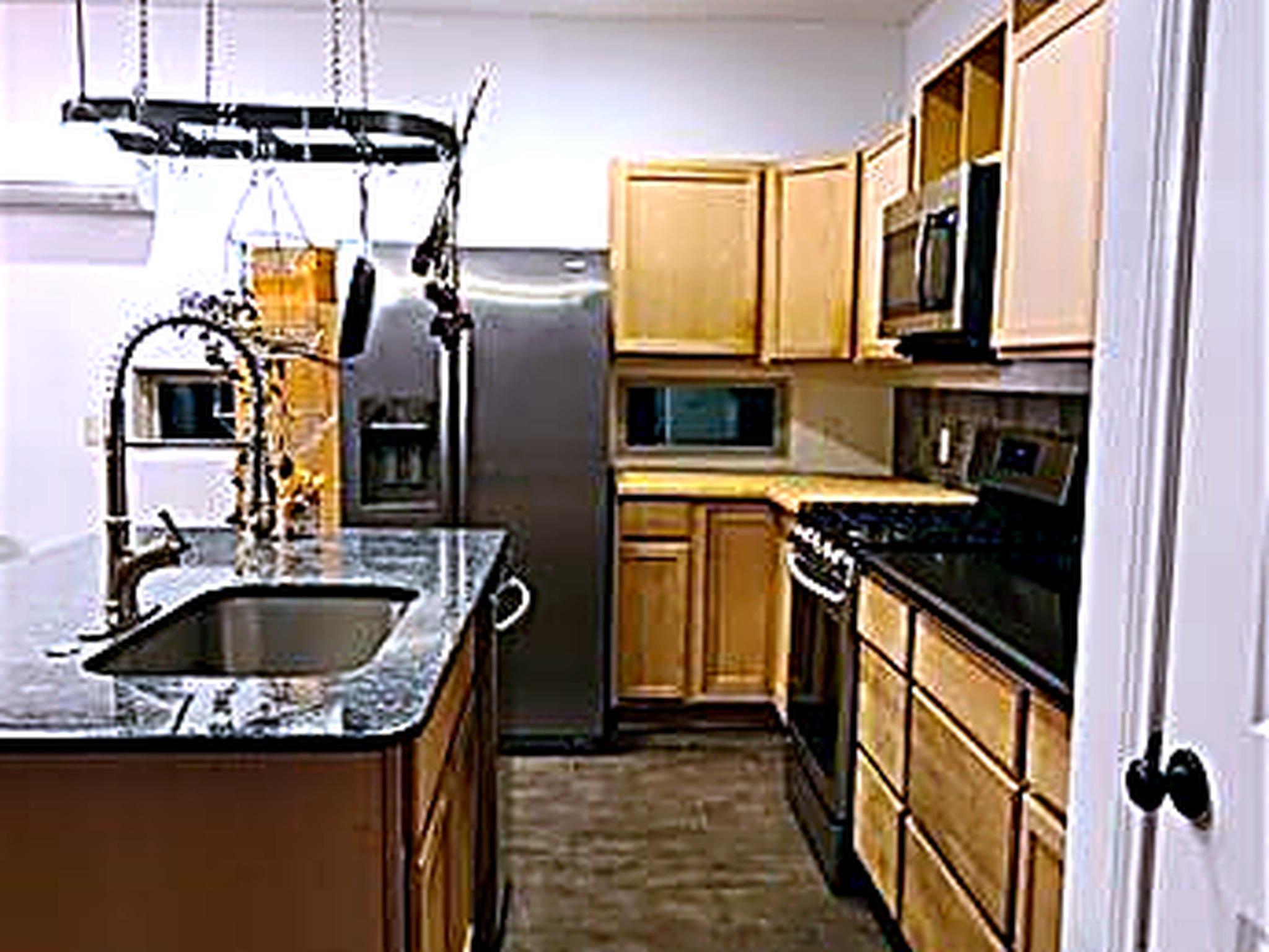 2003 E 9th St, Austin, TX 78702