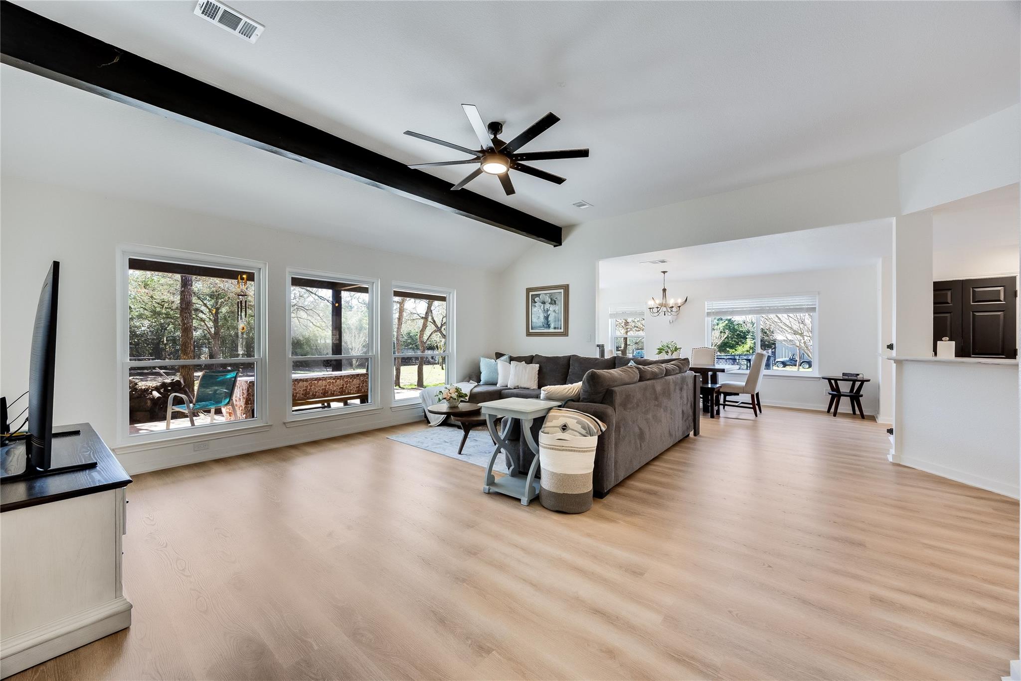 137 W Oak Dr, Cedar Creek, TX 78612