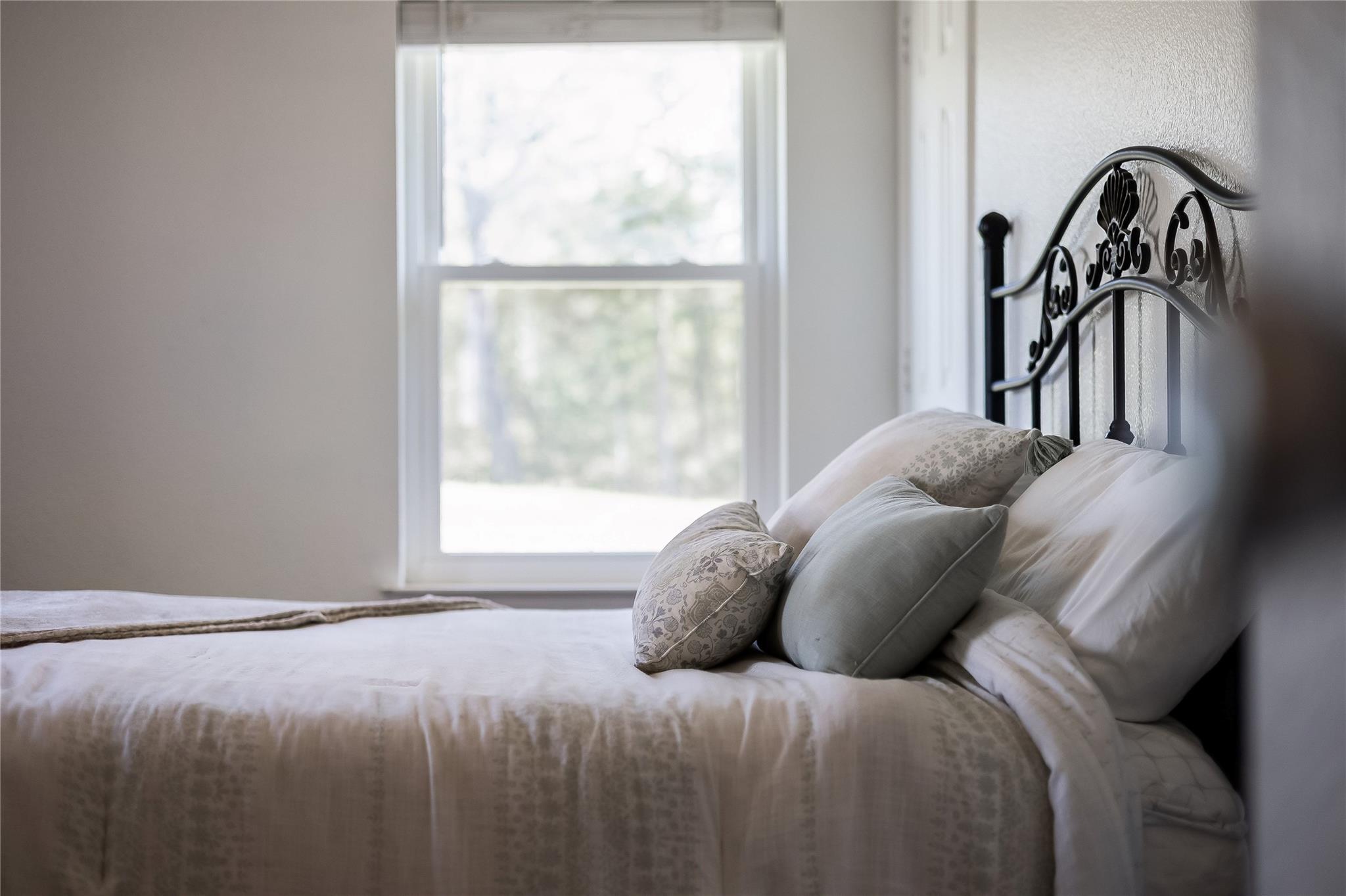 137 W Oak Dr, Cedar Creek, TX 78612