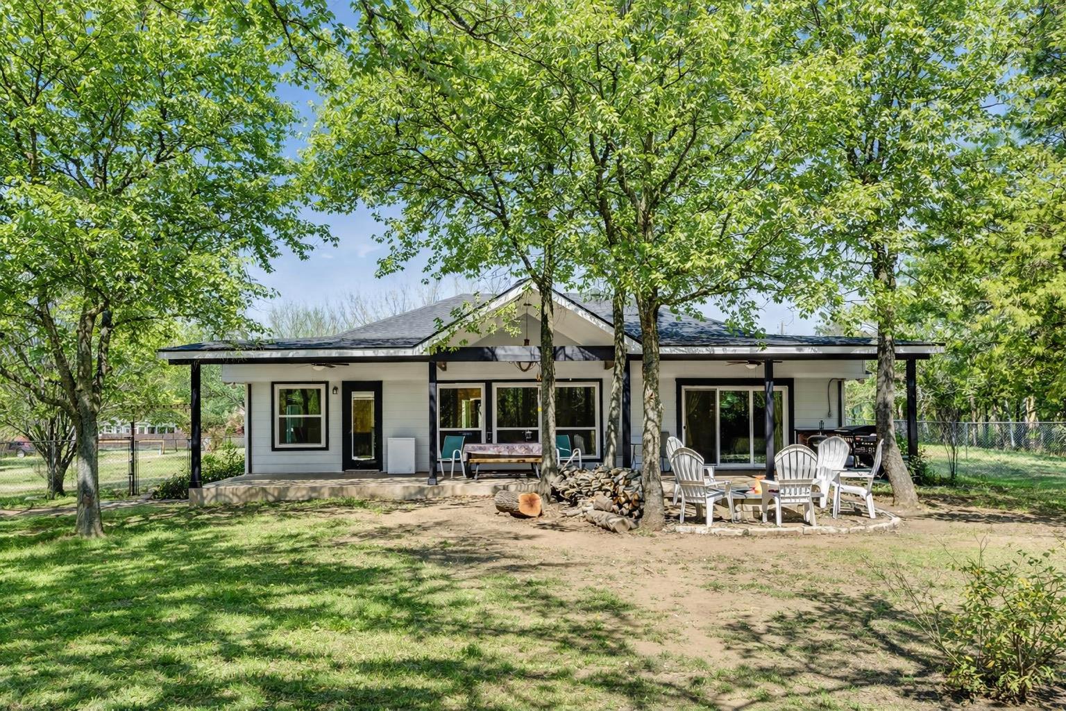 137 W Oak Dr, Cedar Creek, TX 78612