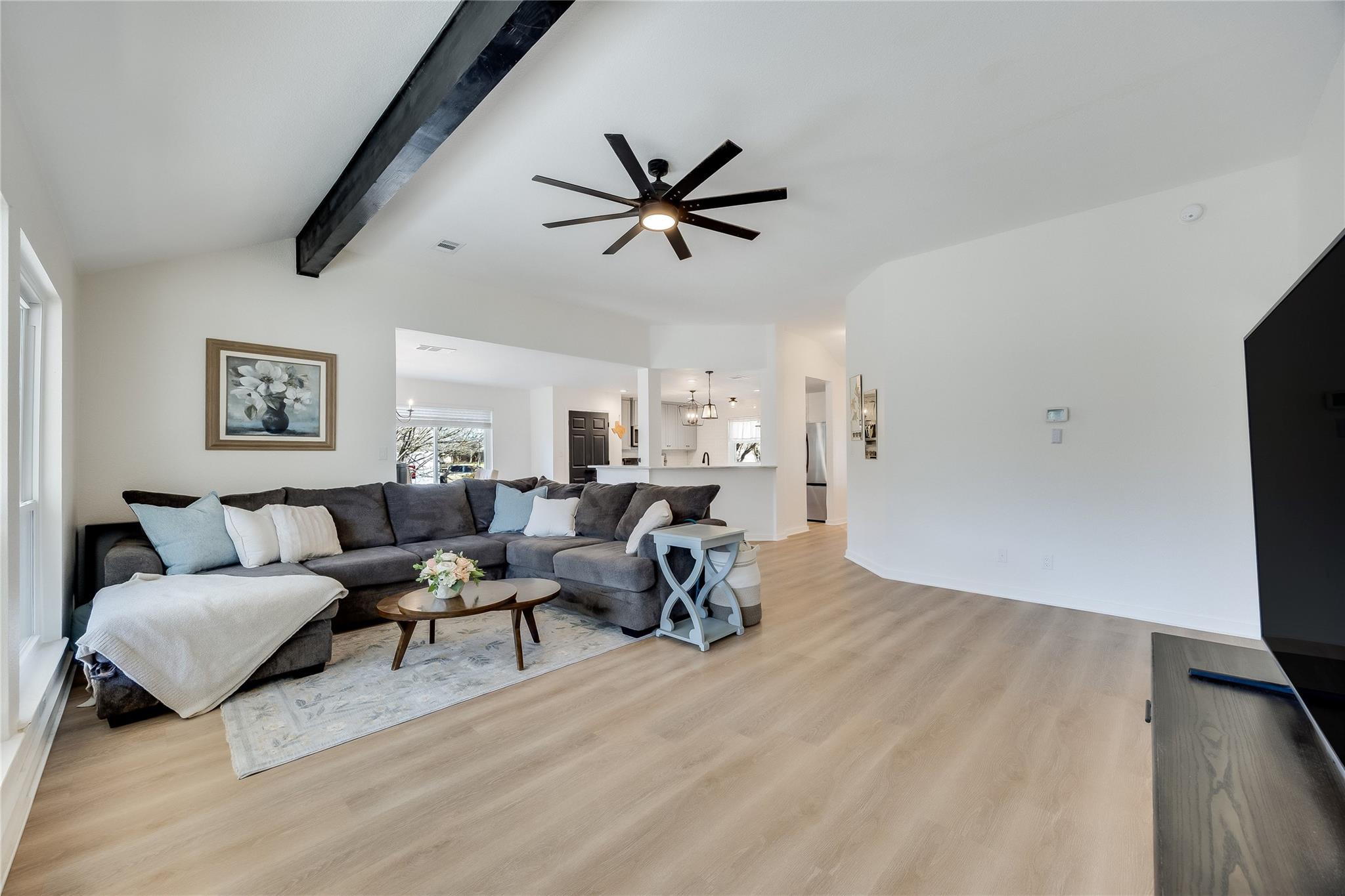 137 W Oak Dr, Cedar Creek, TX 78612