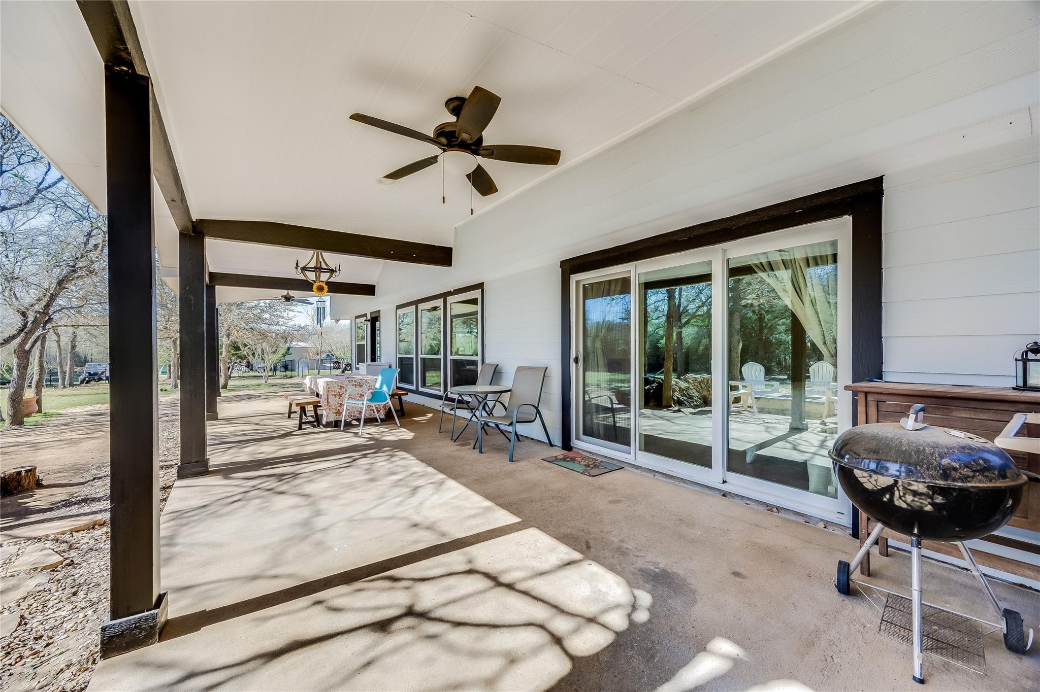 137 W Oak Dr, Cedar Creek, TX 78612