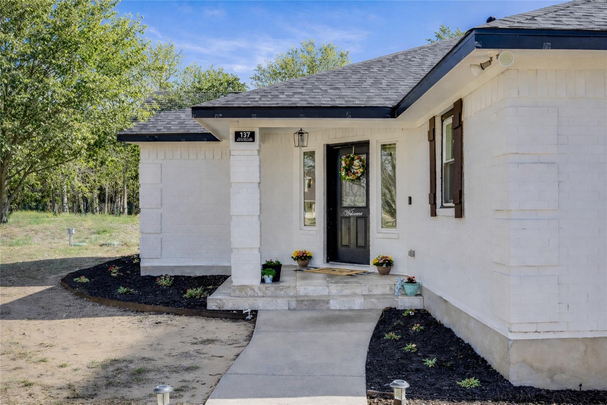 137 W Oak Dr, Cedar Creek, TX 78612