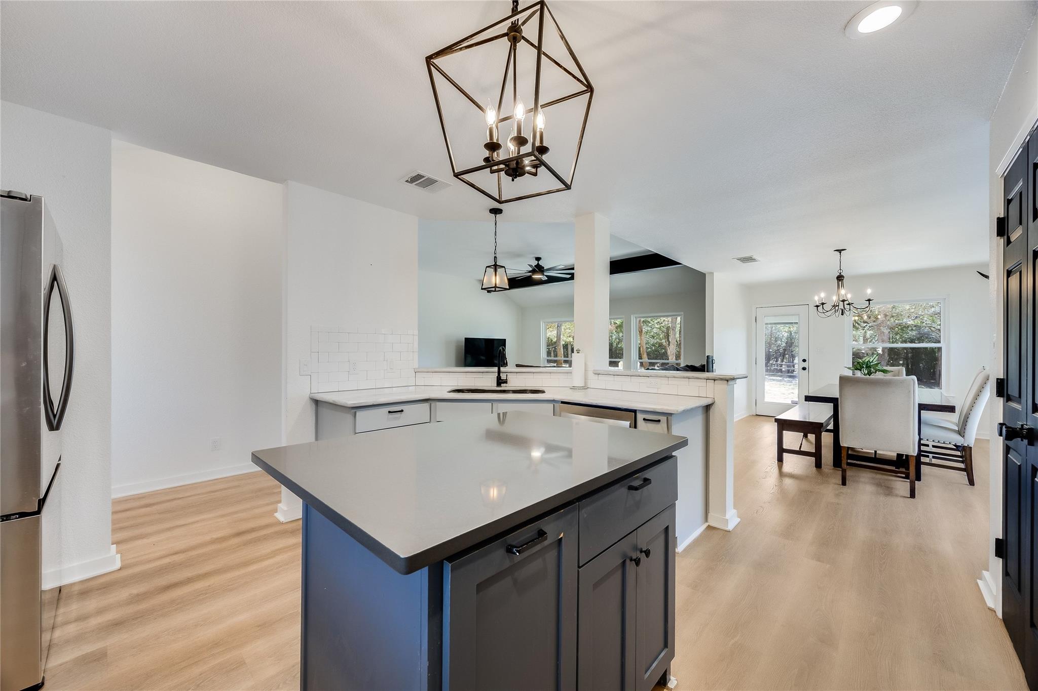 137 W Oak Dr, Cedar Creek, TX 78612