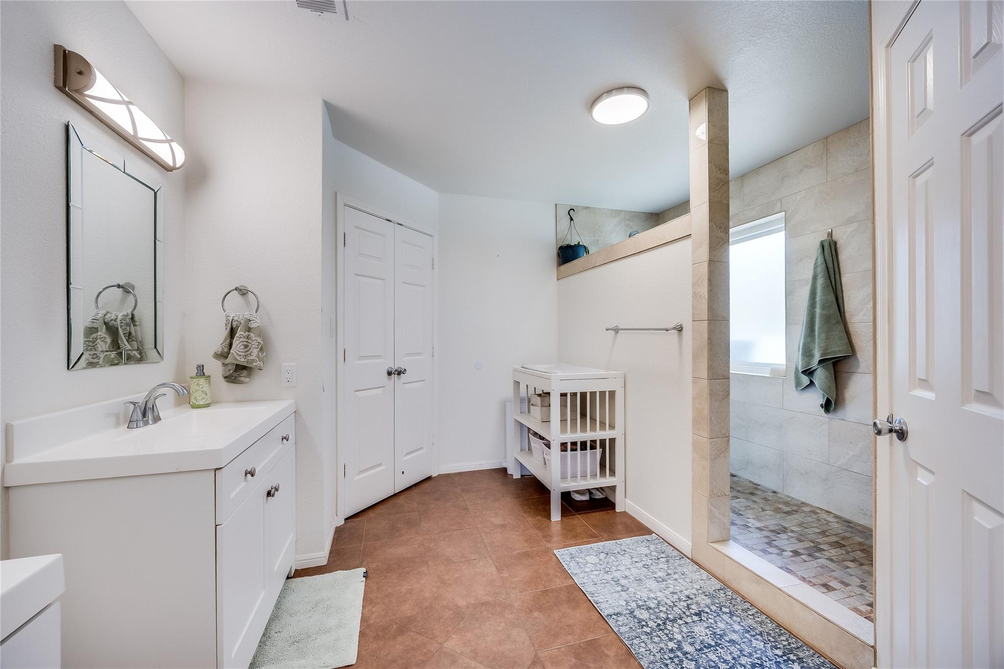 137 W Oak Dr, Cedar Creek, TX 78612