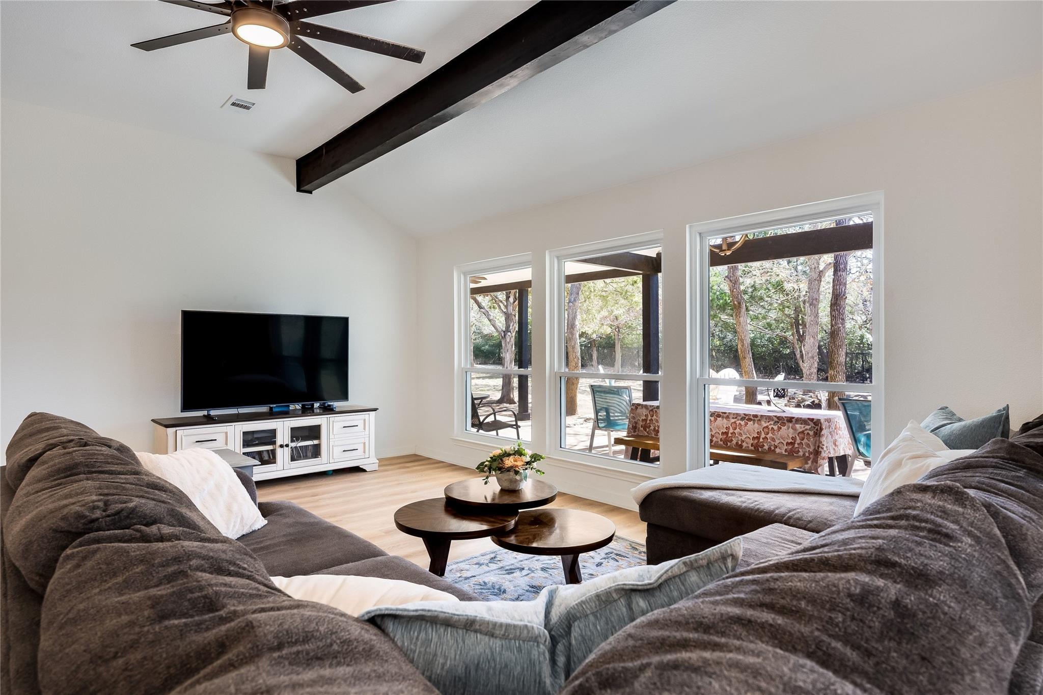 137 W Oak Dr, Cedar Creek, TX 78612