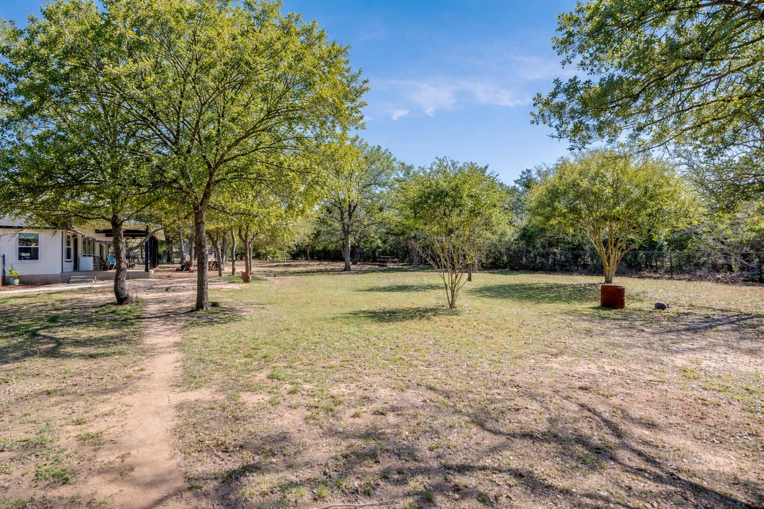 137 W Oak Dr, Cedar Creek, TX 78612