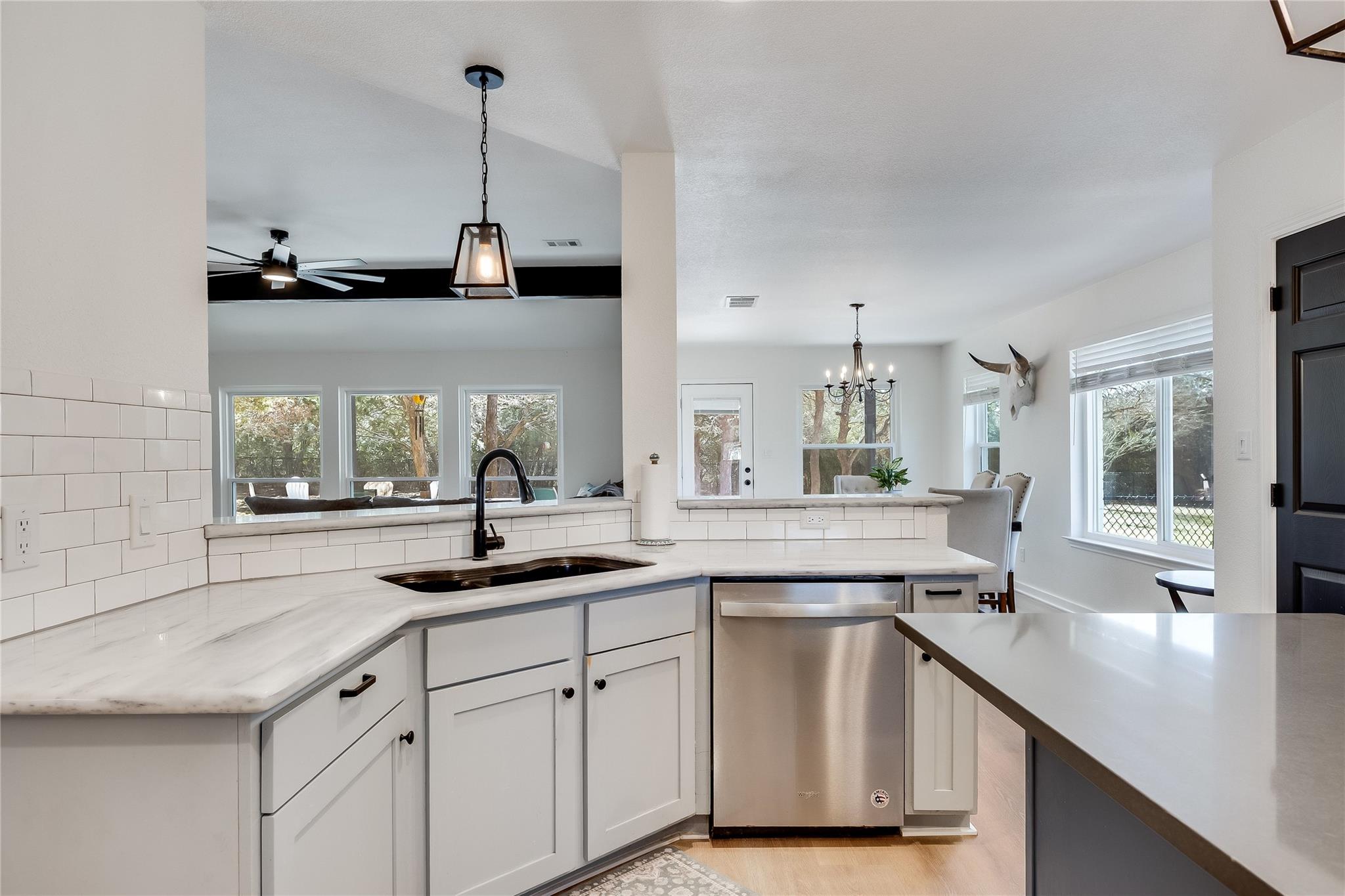 137 W Oak Dr, Cedar Creek, TX 78612