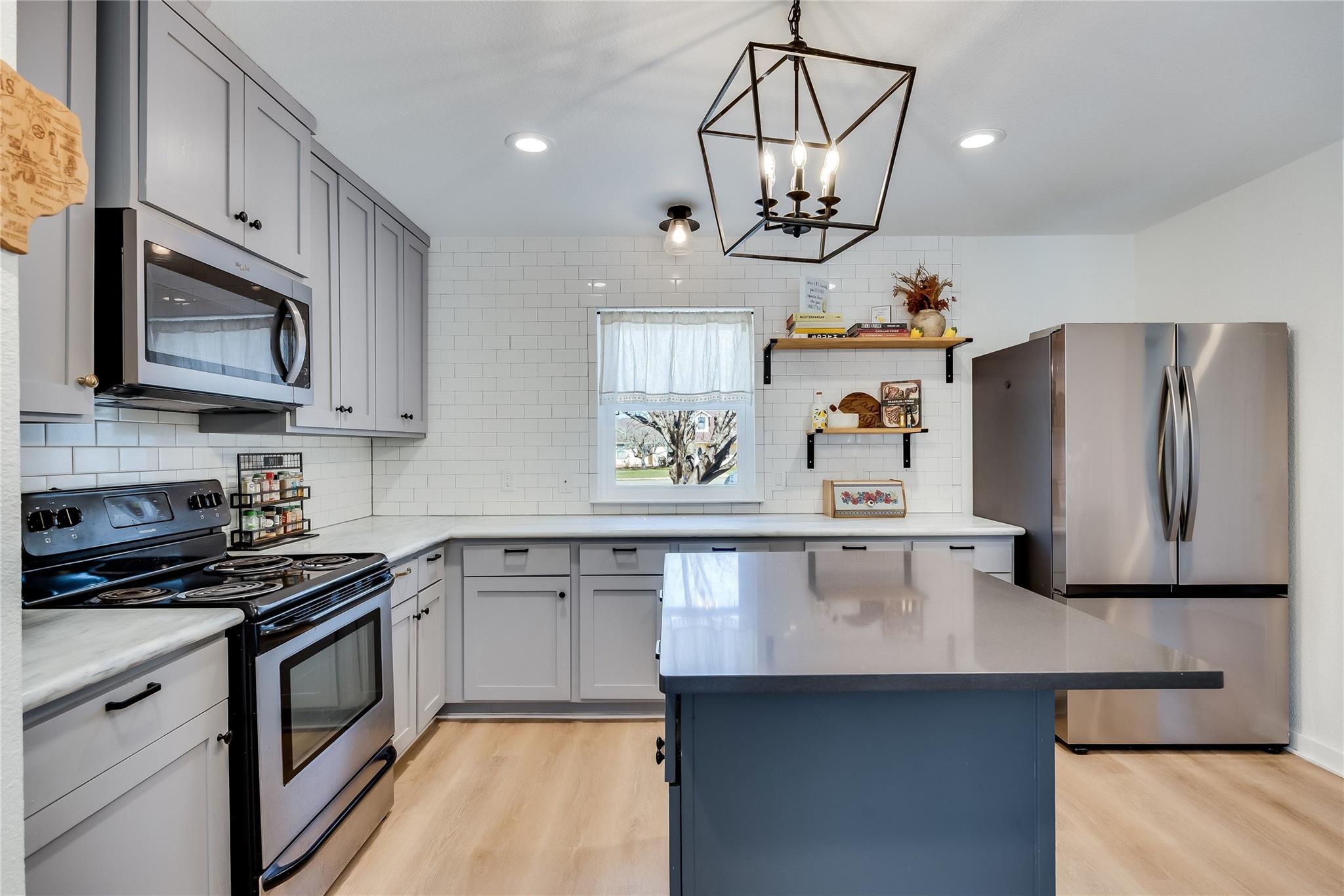 137 W Oak Dr, Cedar Creek, TX 78612