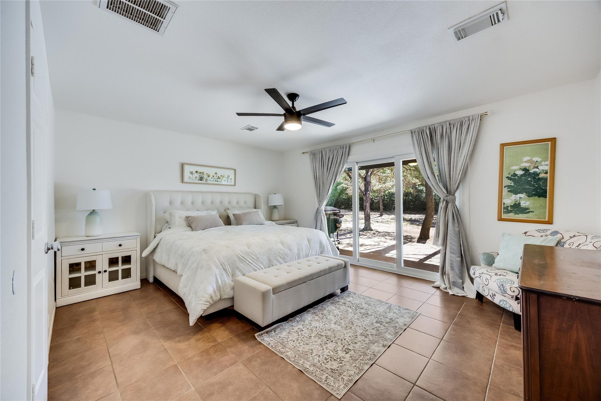 137 W Oak Dr, Cedar Creek, TX 78612